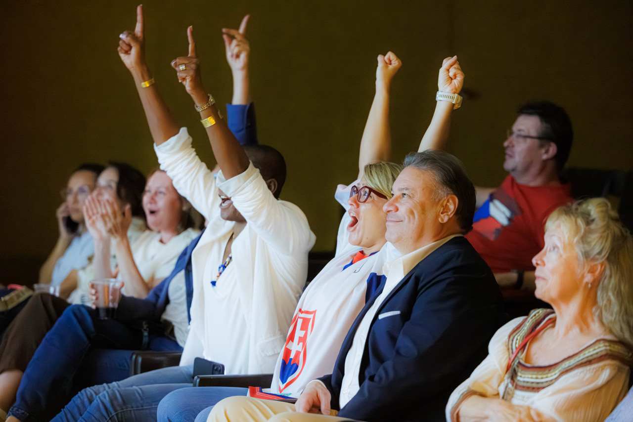 Embaixadora da Eslováquia no Brasil, Katarína Tomková, e o encarregado de Negócios da Embaixada dos Estados Unidos no Brasil, Gabriel Escobar, durante transmissão da semifinal de hóquei (Estados Unidos x Eslováquia) dos Jogos Olímpicos de Inverno 2026.