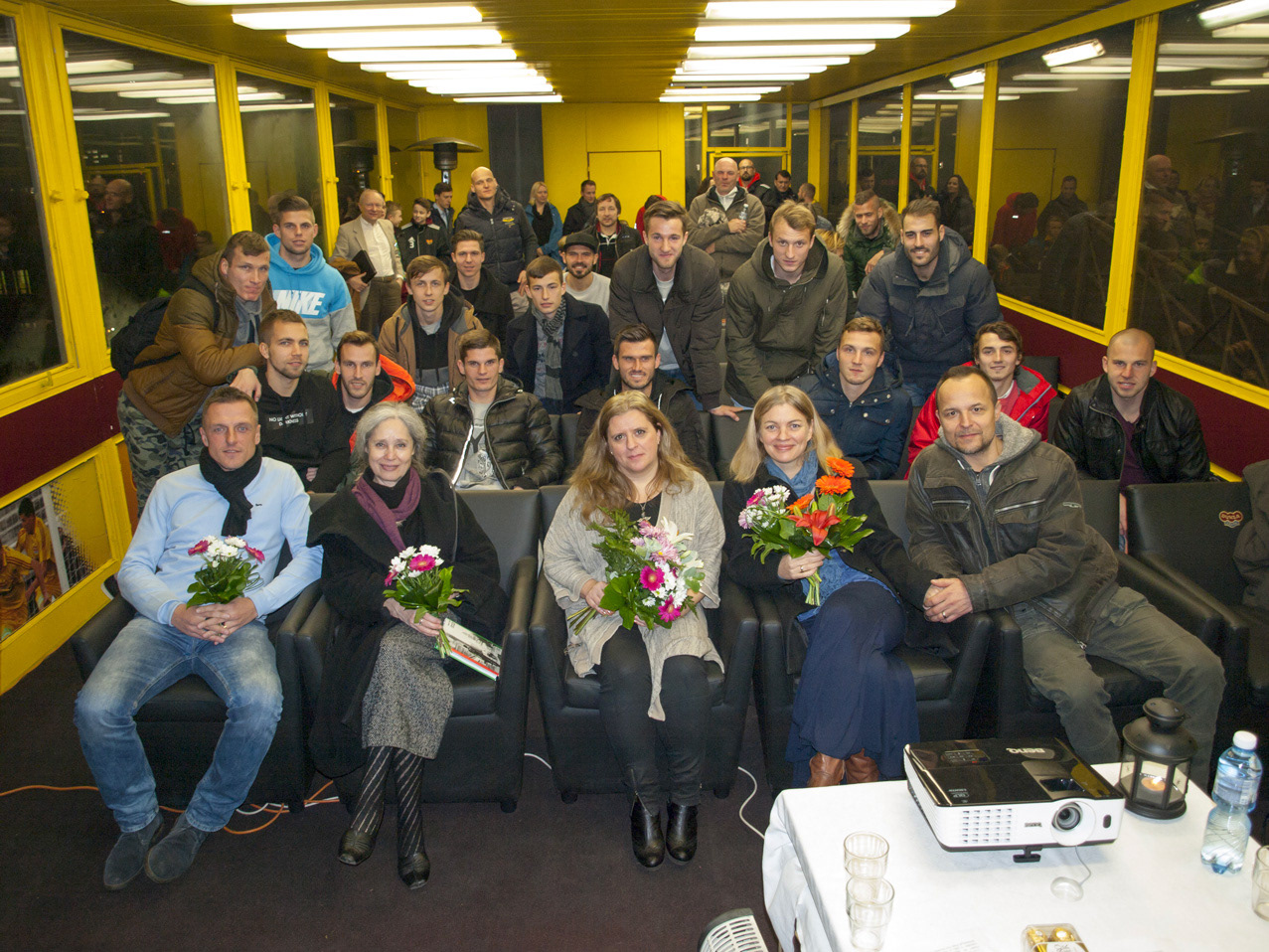Uvedení elektronické knihy Portréty z Julisky (Galerie A týmu), Stadion Na Julisce, 2015 L.Kozel, T.Fischerová, Z.M.,B.Srncová, P.Rajchert a A tým Dukly Praha