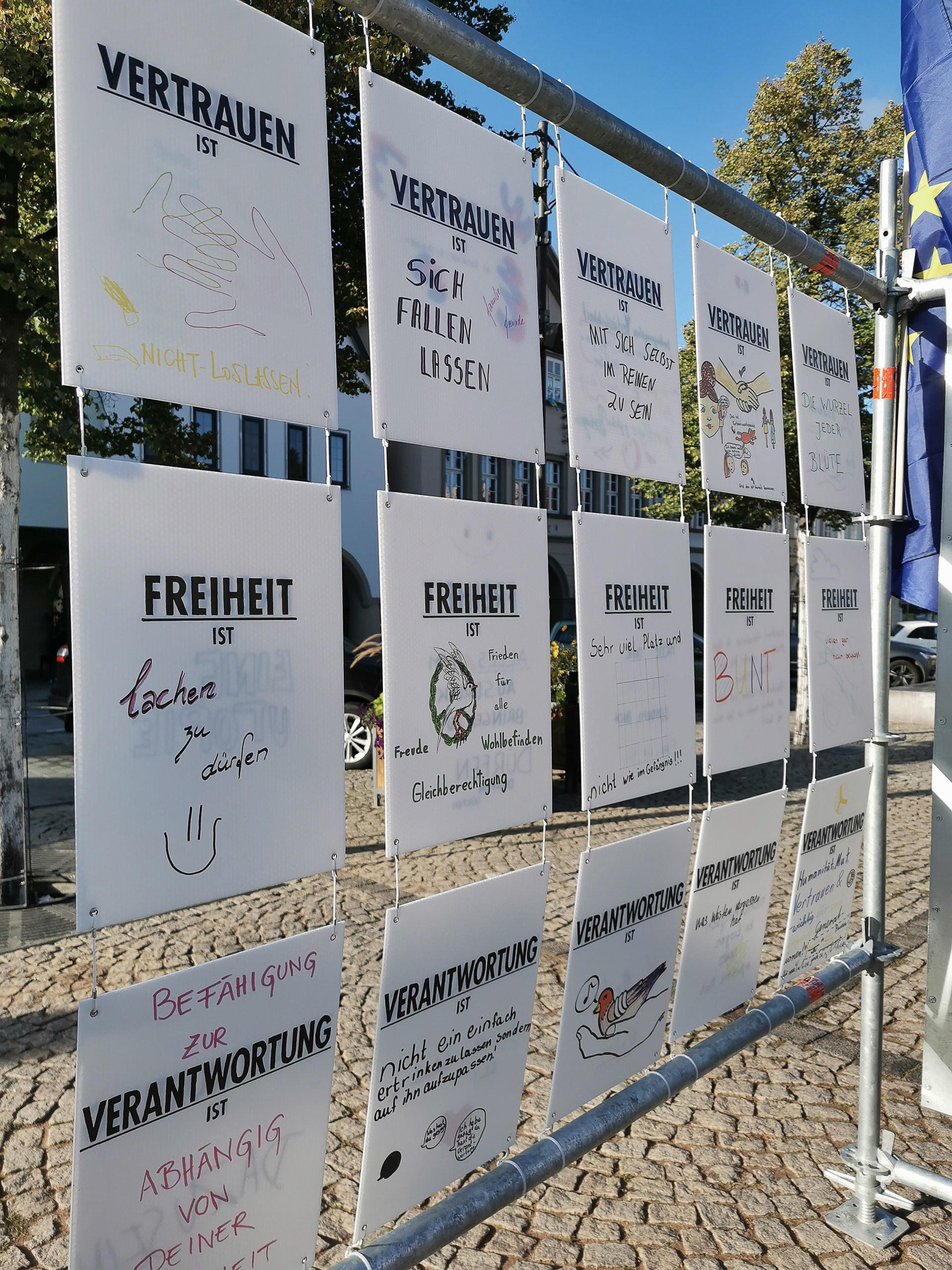 Ausstellungsansicht KEIN SCHÖNER__IN DIESER ZEIT, Marktplatz Saalfeld, 2022