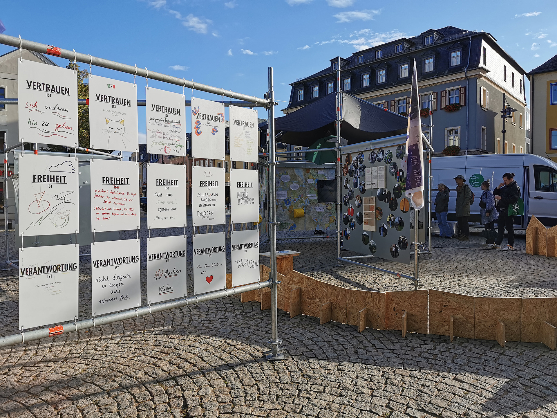 Ausstellungsansicht KEIN SCHÖNER__IN DIESER ZEIT, Marktplatz Saalfeld, 2022