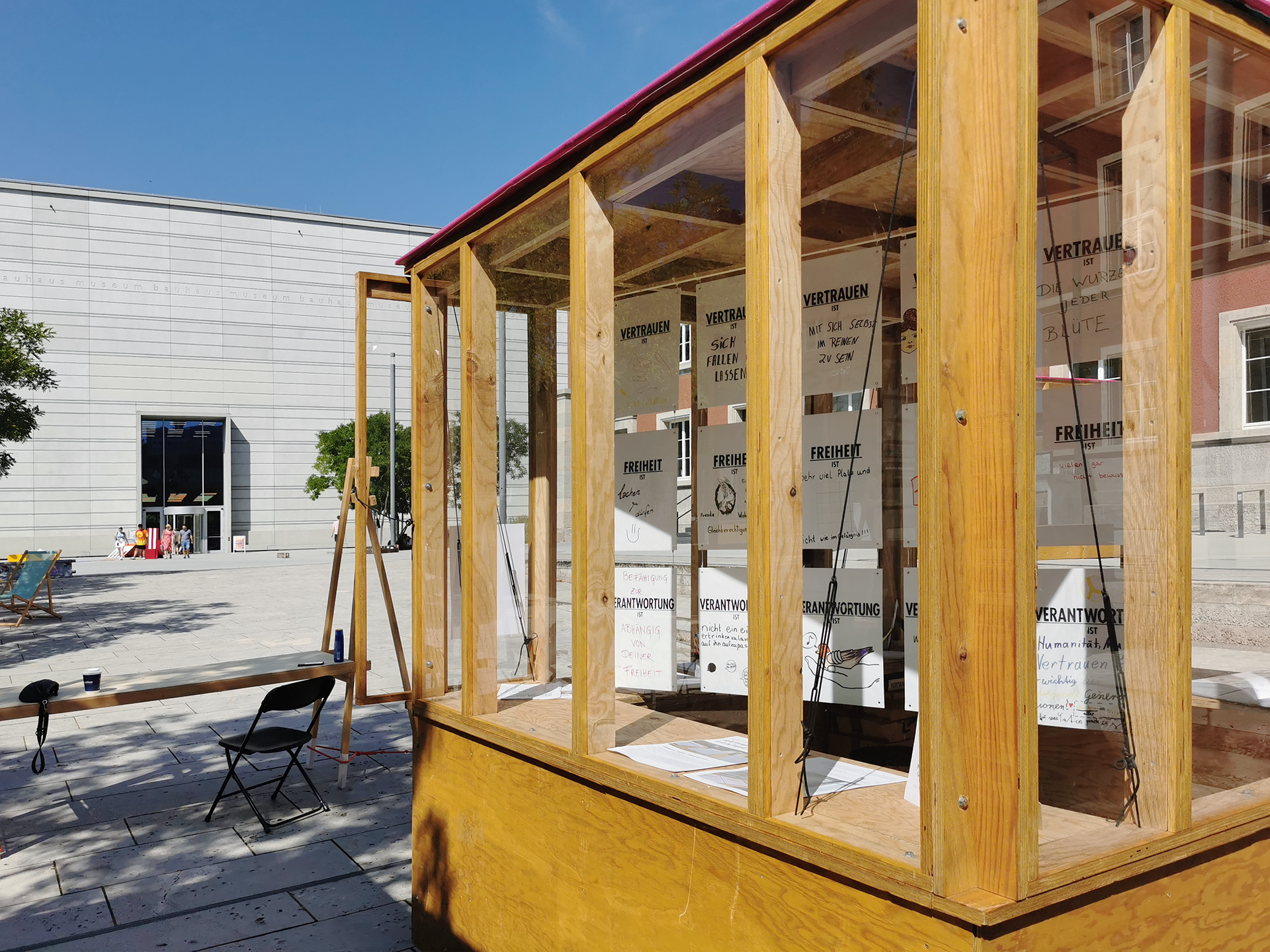 Ausstellungsansicht Vorplatz des Bauhaus-Museums Weimar, 2023