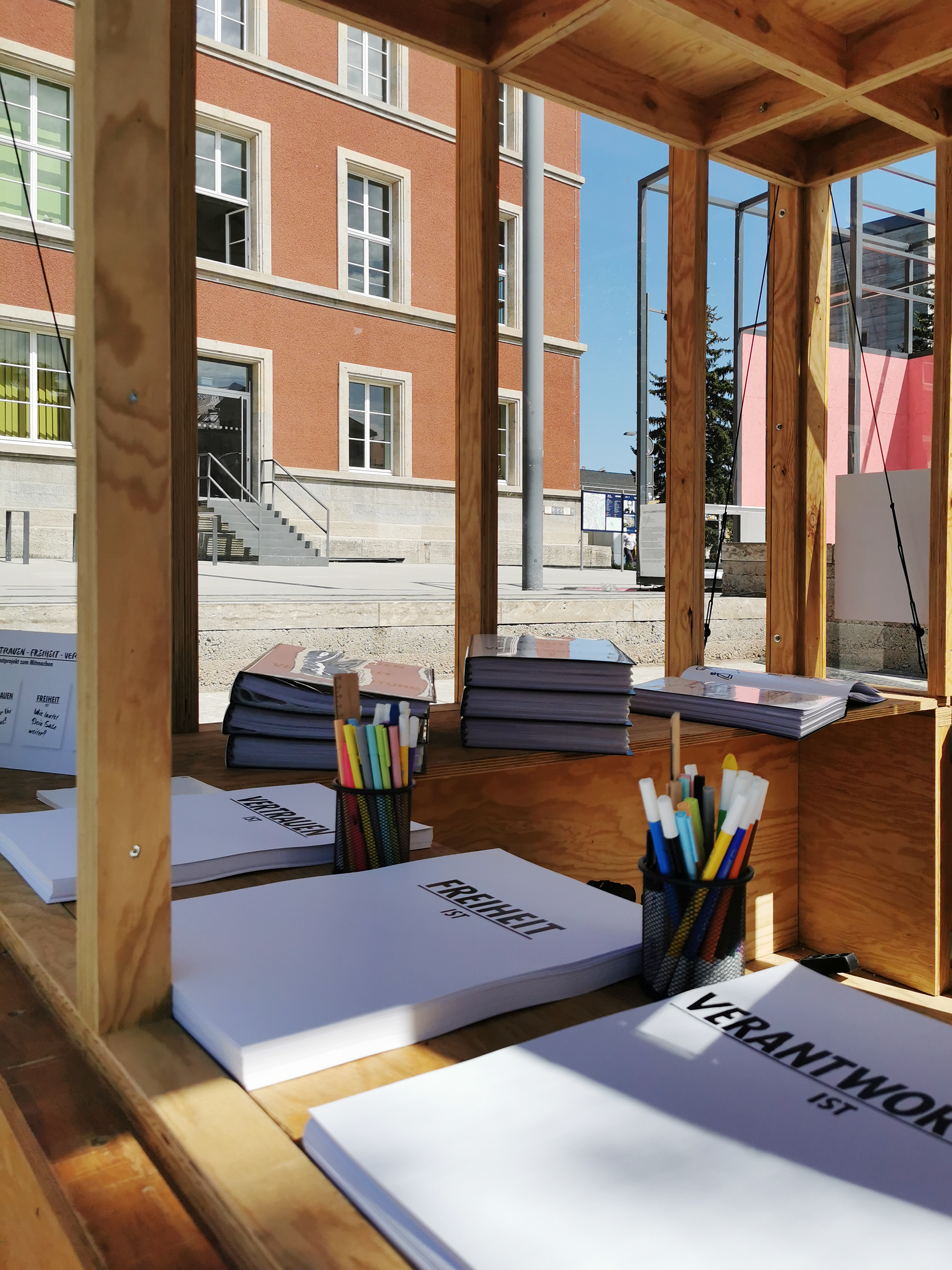 Ausstellungsansicht Vorplatz des Bauhaus-Museums Weimar, 2023