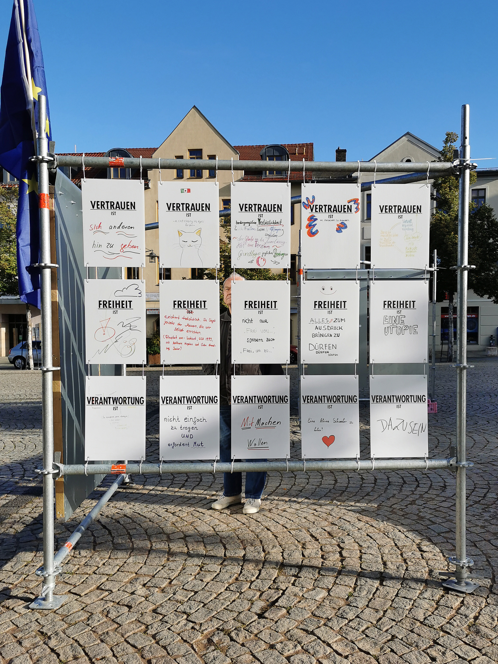 Ausstellungsansicht KEIN SCHÖNER__IN DIESER ZEIT, Marktplatz Saalfeld, 2022