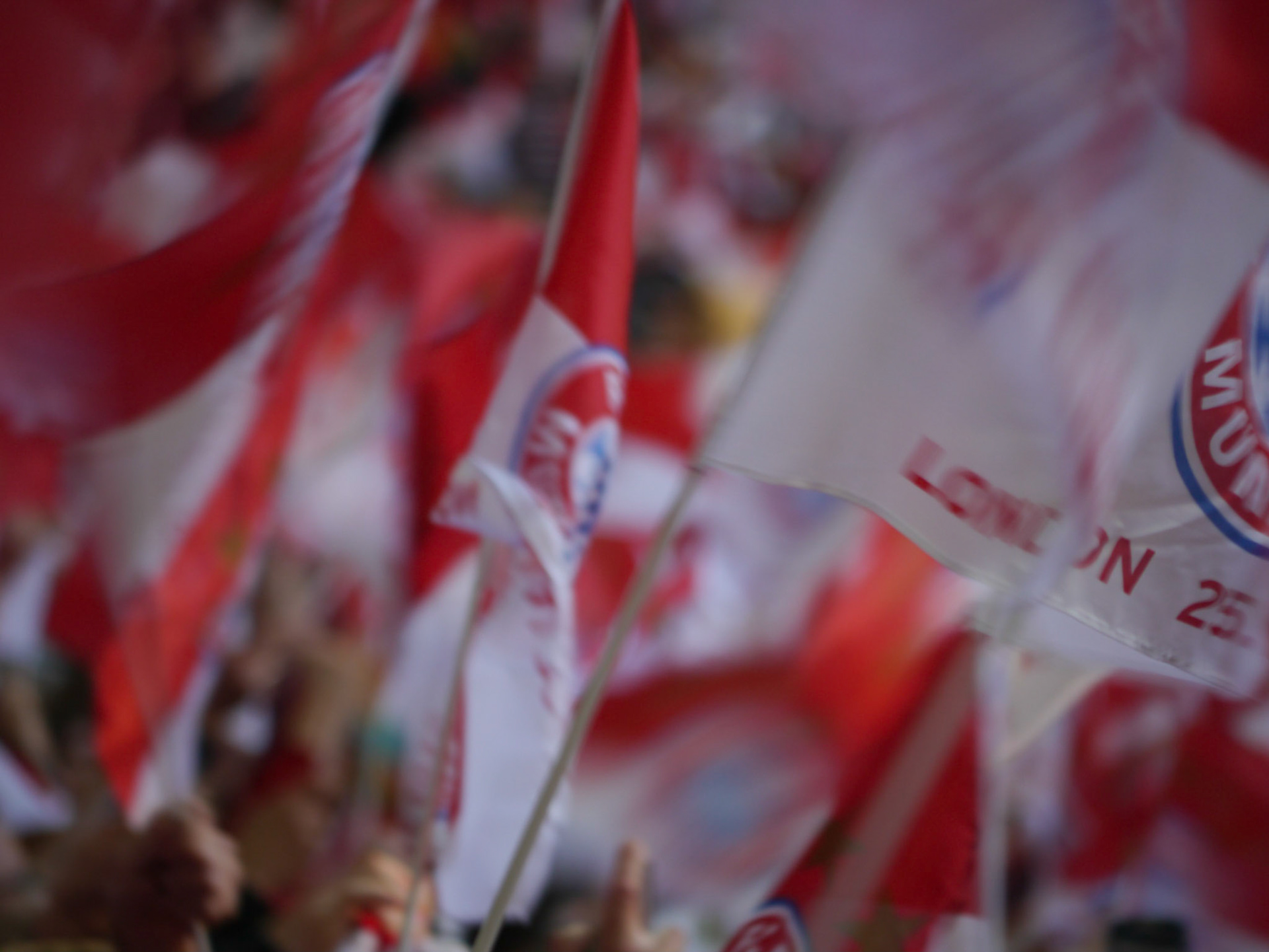 Ein Fahnenmeer vor dem Championsleague Finale 2013 im Londoner Wembley Stadion.