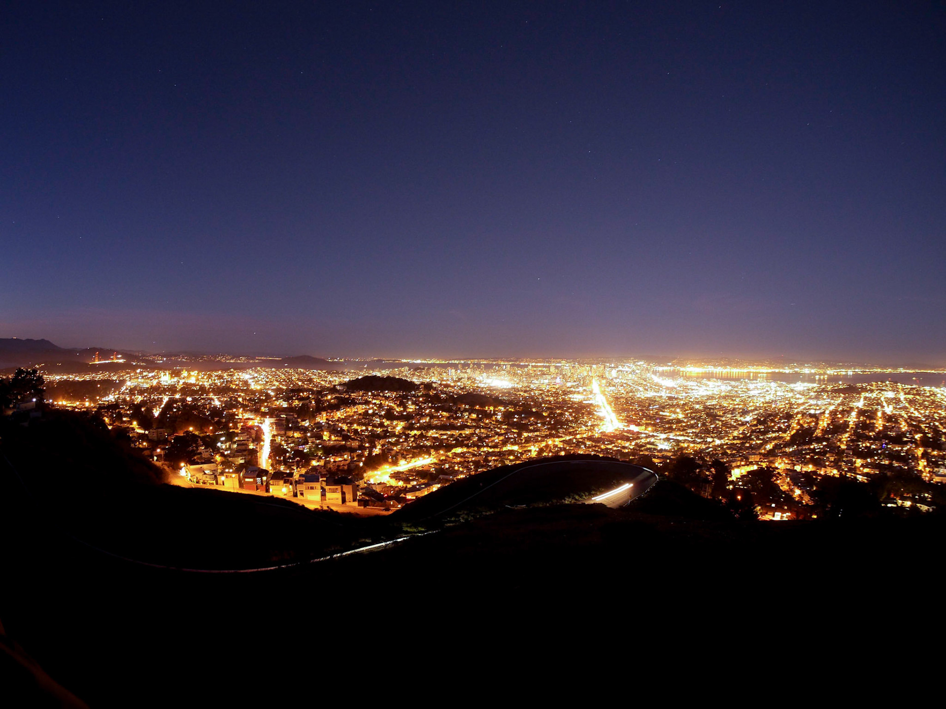 Blick auf San Francisco vom Aussichtspunkt Twin Peaks kurz nach Sonnenuntergang.