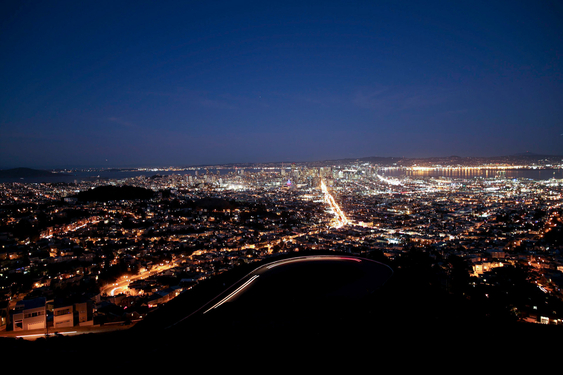 Blick auf San Francisco vom Aussichtspunkt Twin Peaks kurz nach Sonnenuntergang.