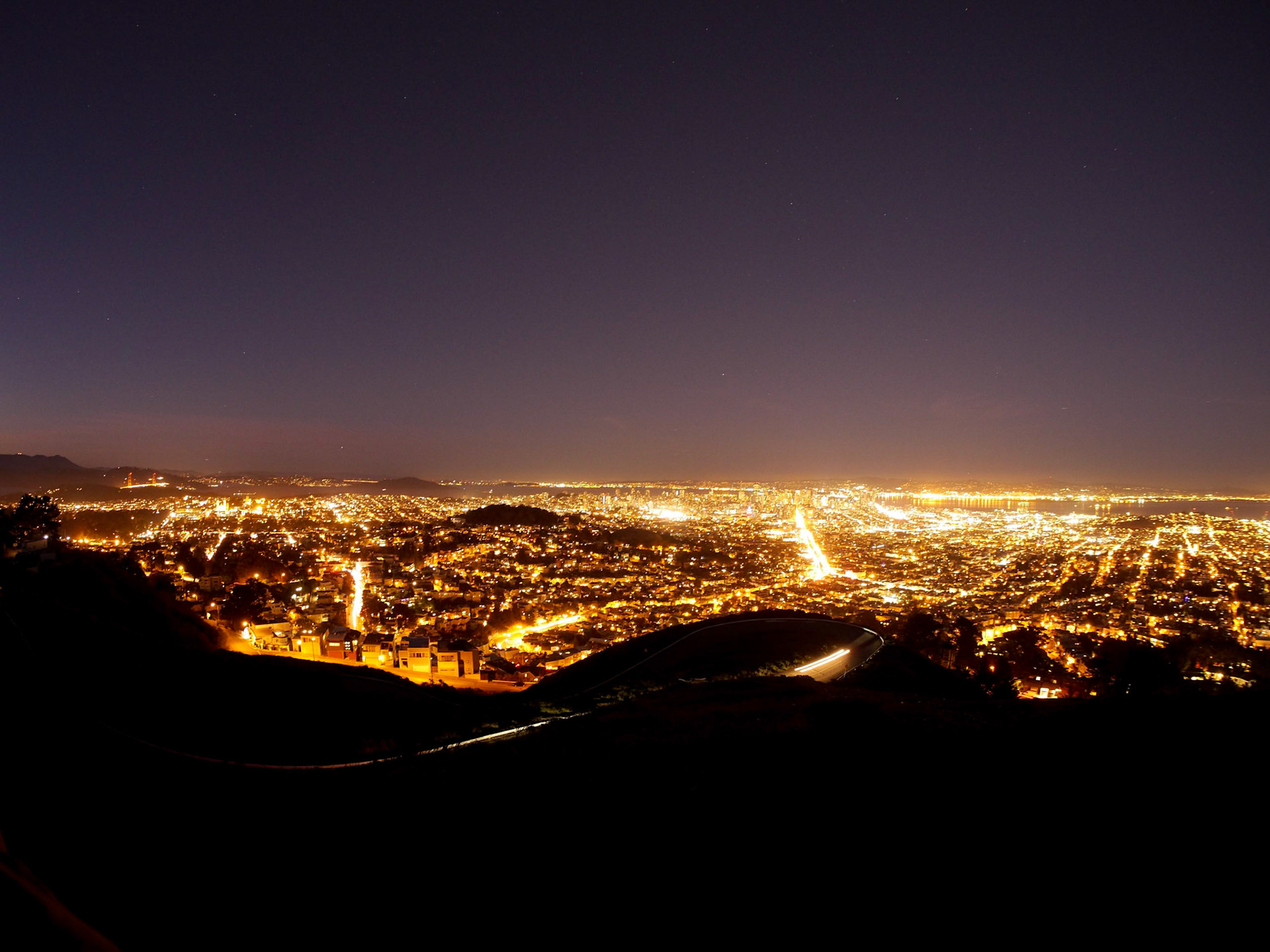 Blick auf San Francisco vom Aussichtspunkt Twin Peaks kurz nach Sonnenuntergang.