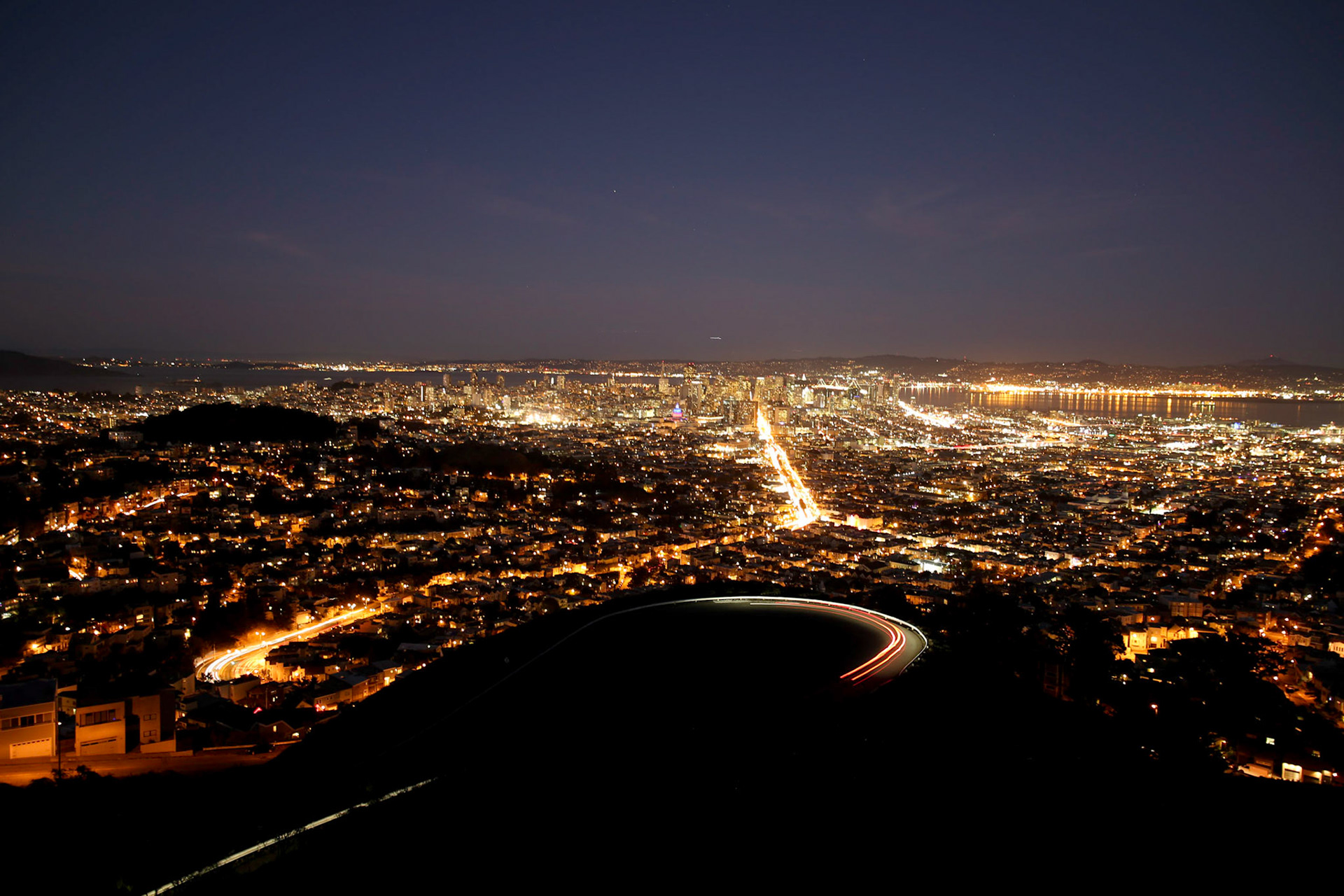 Blick auf San Francisco vom Aussichtspunkt Twin Peaks kurz nach Sonnenuntergang.