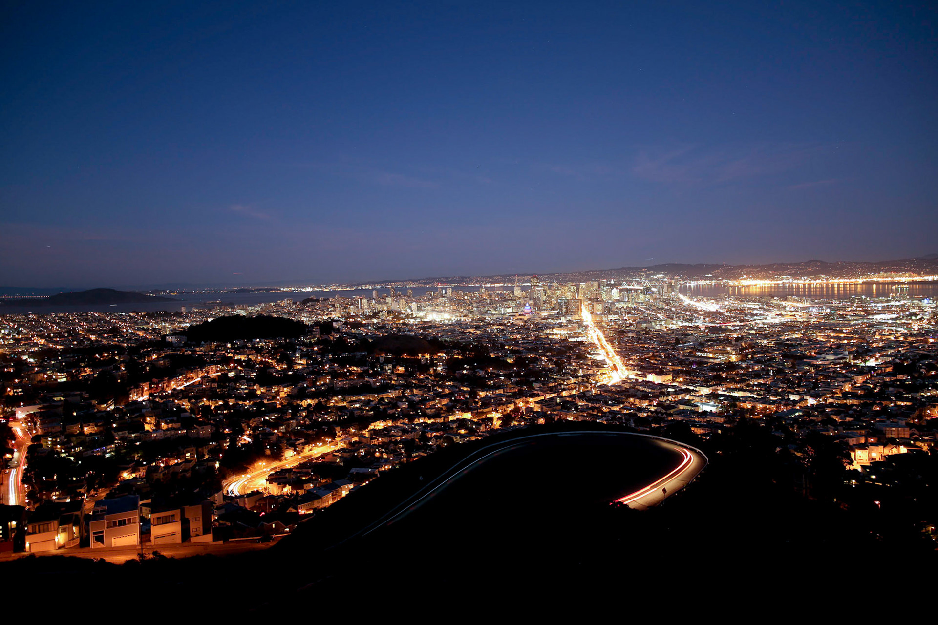 Blick auf San Francisco vom Aussichtspunkt Twin Peaks kurz nach Sonnenuntergang.