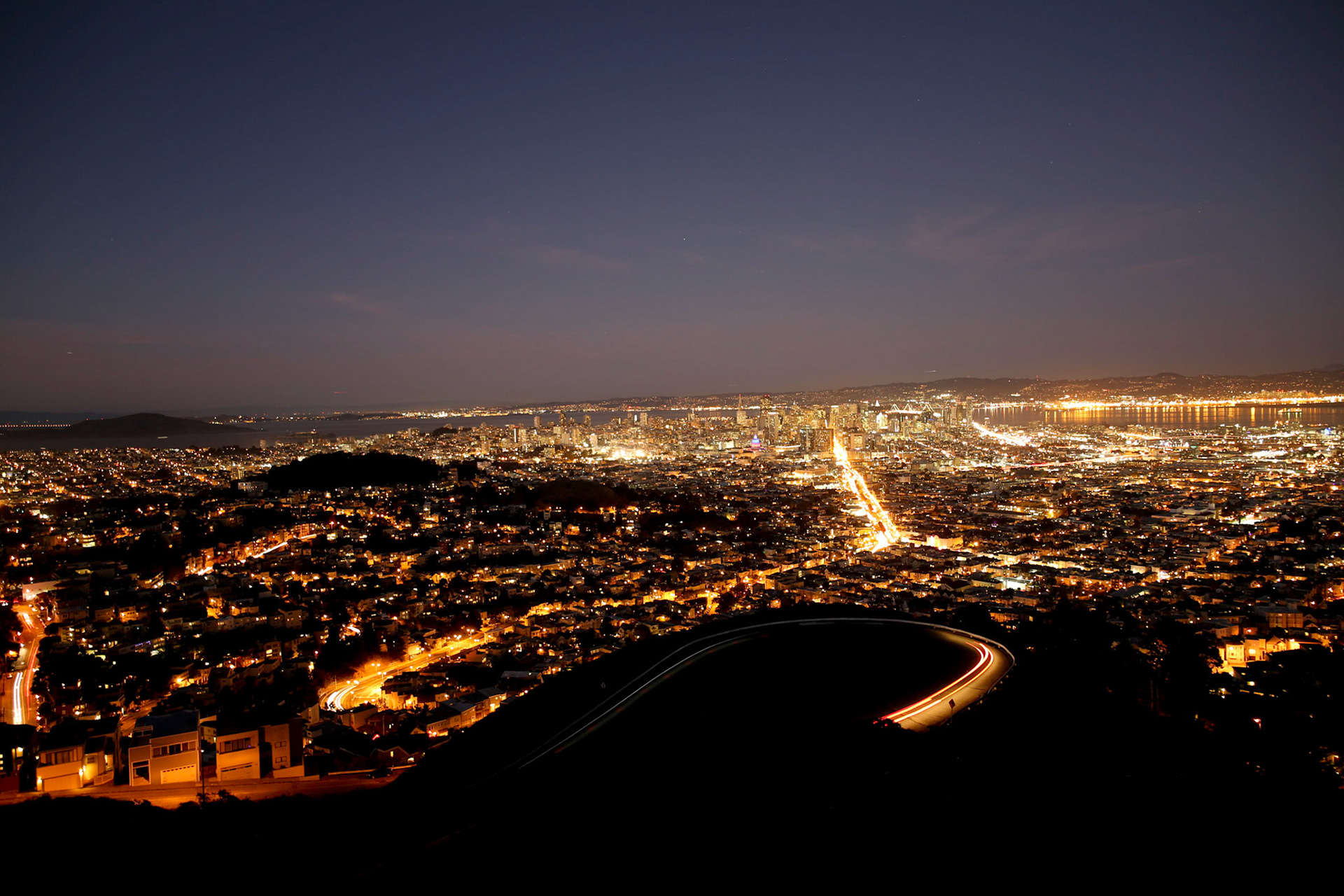 Blick auf San Francisco vom Aussichtspunkt Twin Peaks kurz nach Sonnenuntergang.