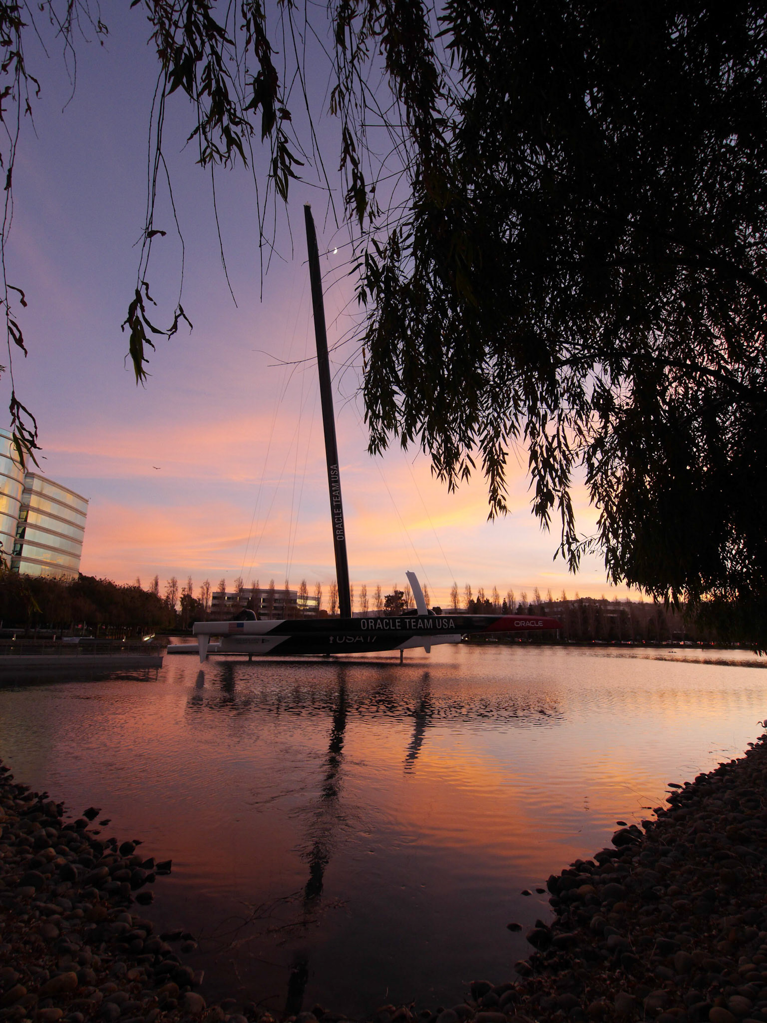 Eine ausgemusterte Regatta-Yacht im Haussee des Oracle Firmensitzes in Redwood City, CA.