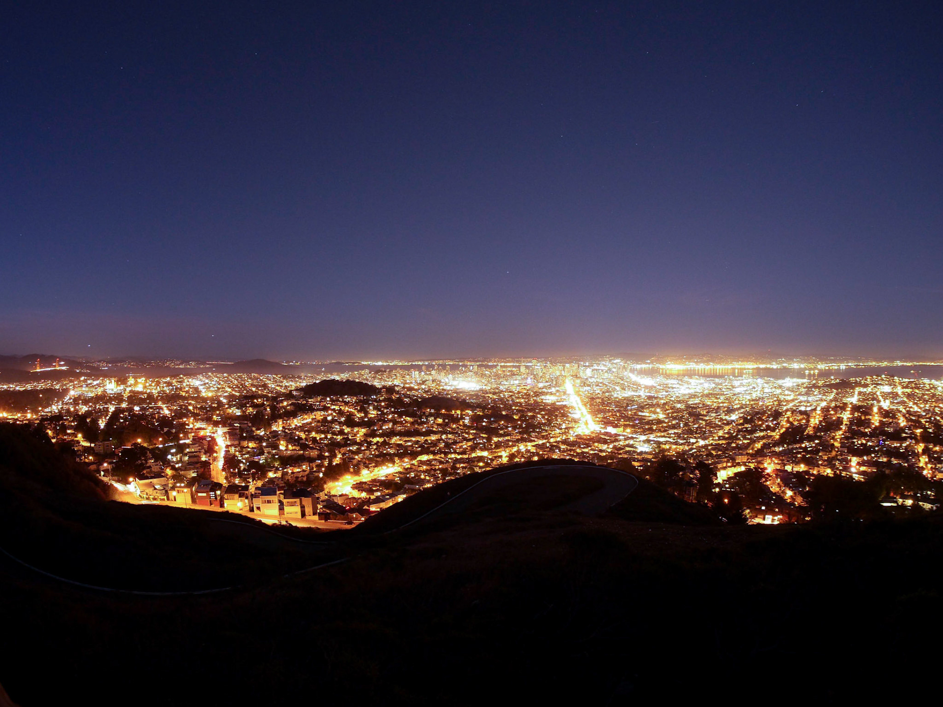 Blick auf San Francisco vom Aussichtspunkt Twin Peaks kurz nach Sonnenuntergang.