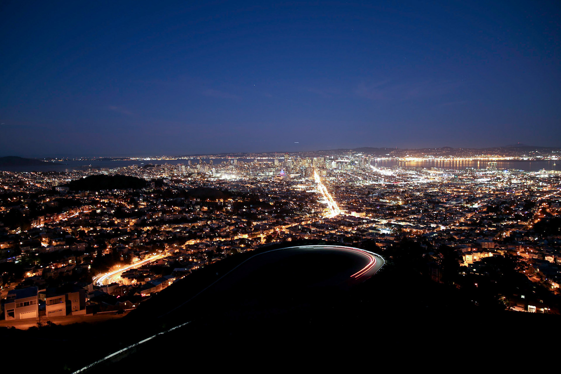 Blick auf San Francisco vom Aussichtspunkt Twin Peaks kurz nach Sonnenuntergang.