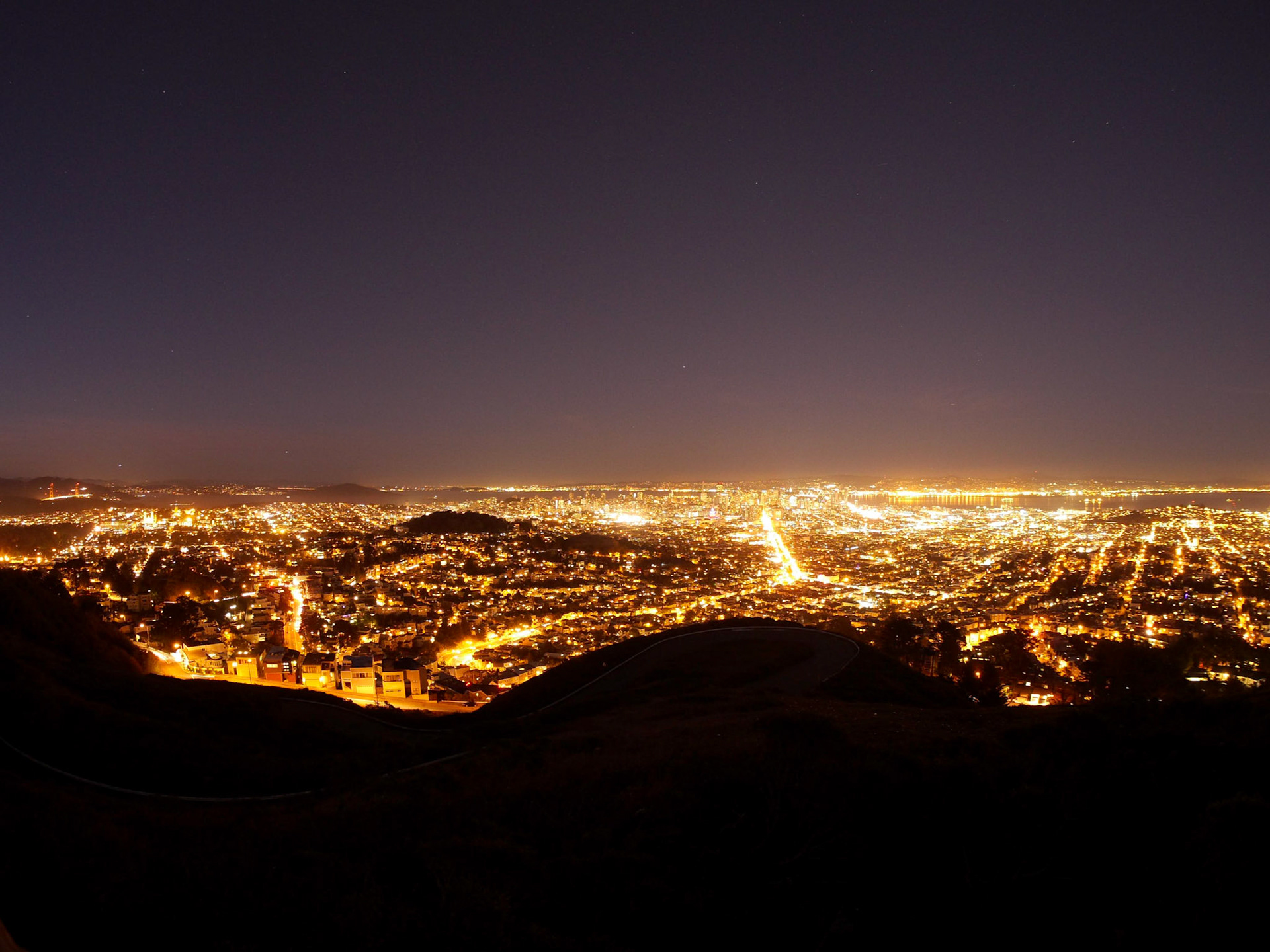 Blick auf San Francisco vom Aussichtspunkt Twin Peaks kurz nach Sonnenuntergang.