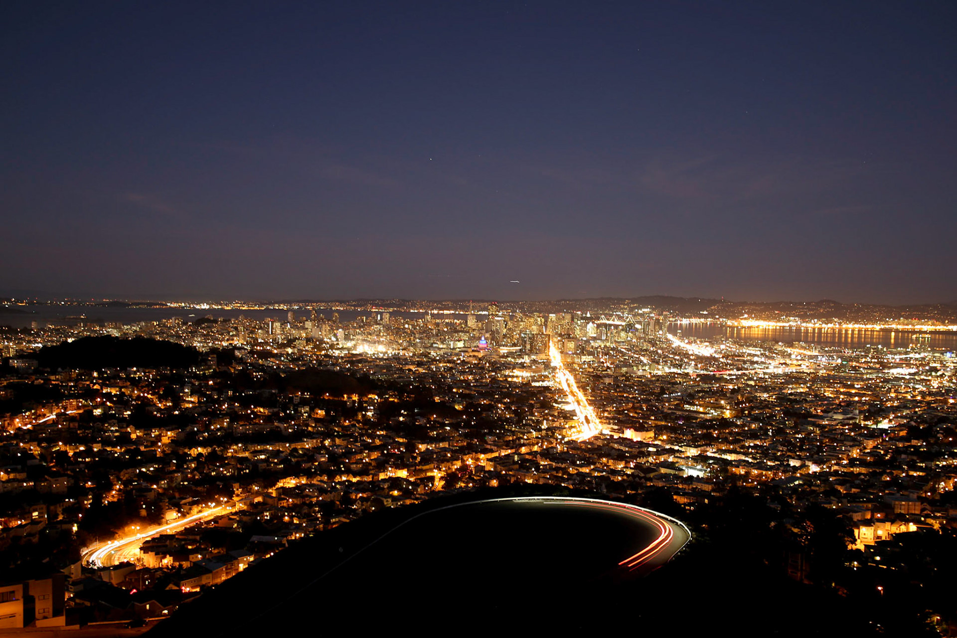 Blick auf San Francisco vom Aussichtspunkt Twin Peaks kurz nach Sonnenuntergang.