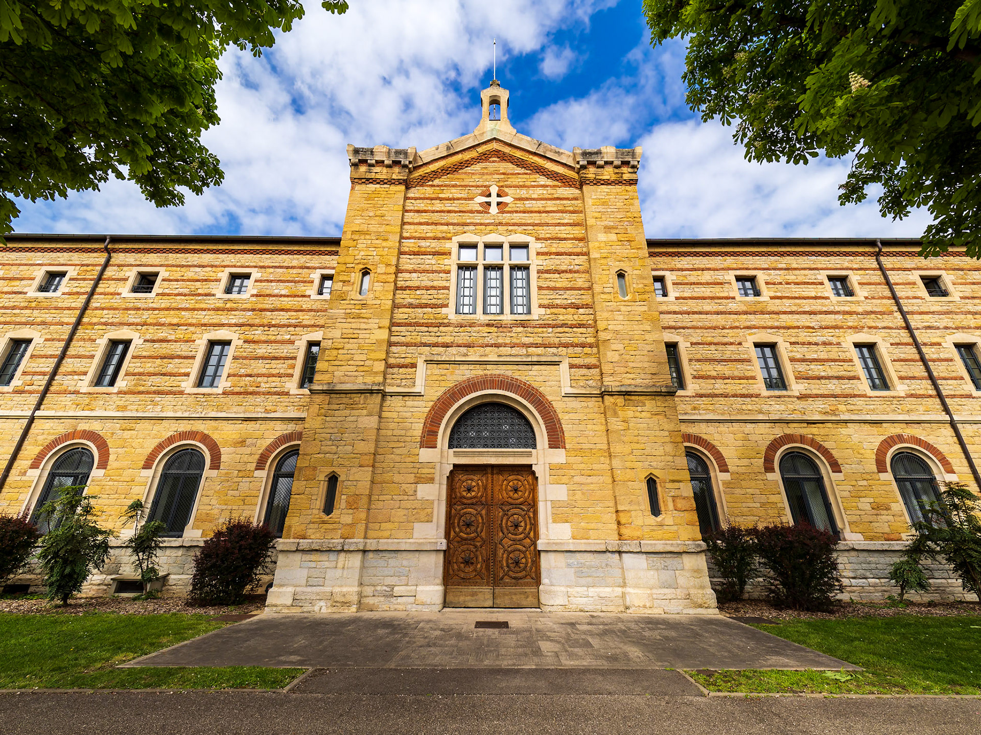Fourvière Hotel - Set in a converted 19th-century hilltop convent that overlooks the greenery of Parc de la Visitation