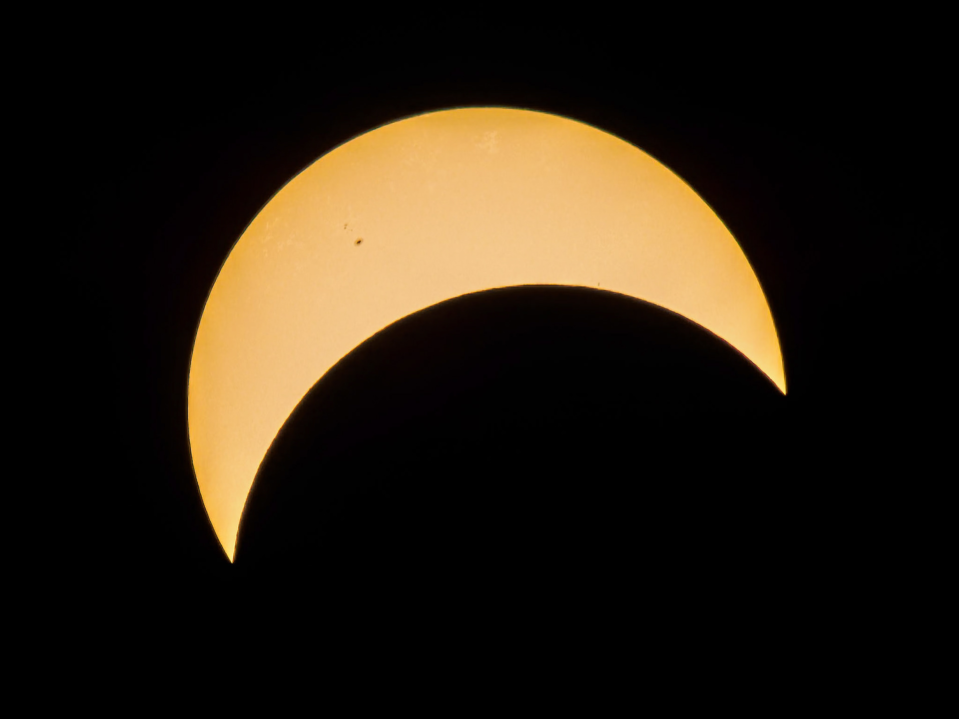 Before the clouds arrived - 2000mm 35mm equiv., OM-1 mk 1, OM150-400mm F4.5 TC + MC-20 | 1/1000 sec at f/11, ISO 800. Sunspots are clear in this shot.