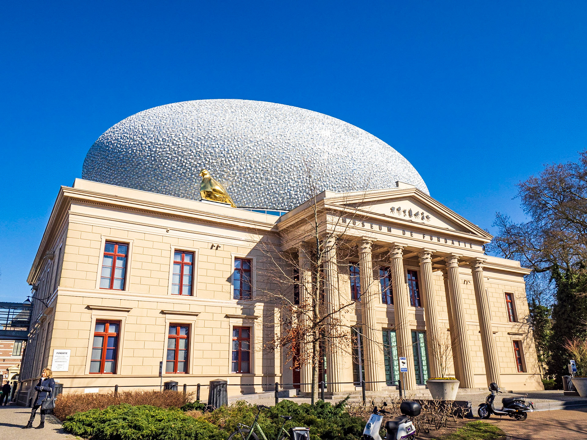 The Paleis a/d Blijmarkt is Museum de Fundatie’s location in Zwolle. These neo-classicistic premises were erected between 1838 and 1841, based on a design by the architect Eduard Louis de Coninck from The Hague. The museum was spectacularly renovated in 2012 and since 1 June 2013 open to the public. 'THE EYE’, or 'The cloud', is what the elliptically shaped superstructure on the roof is called.