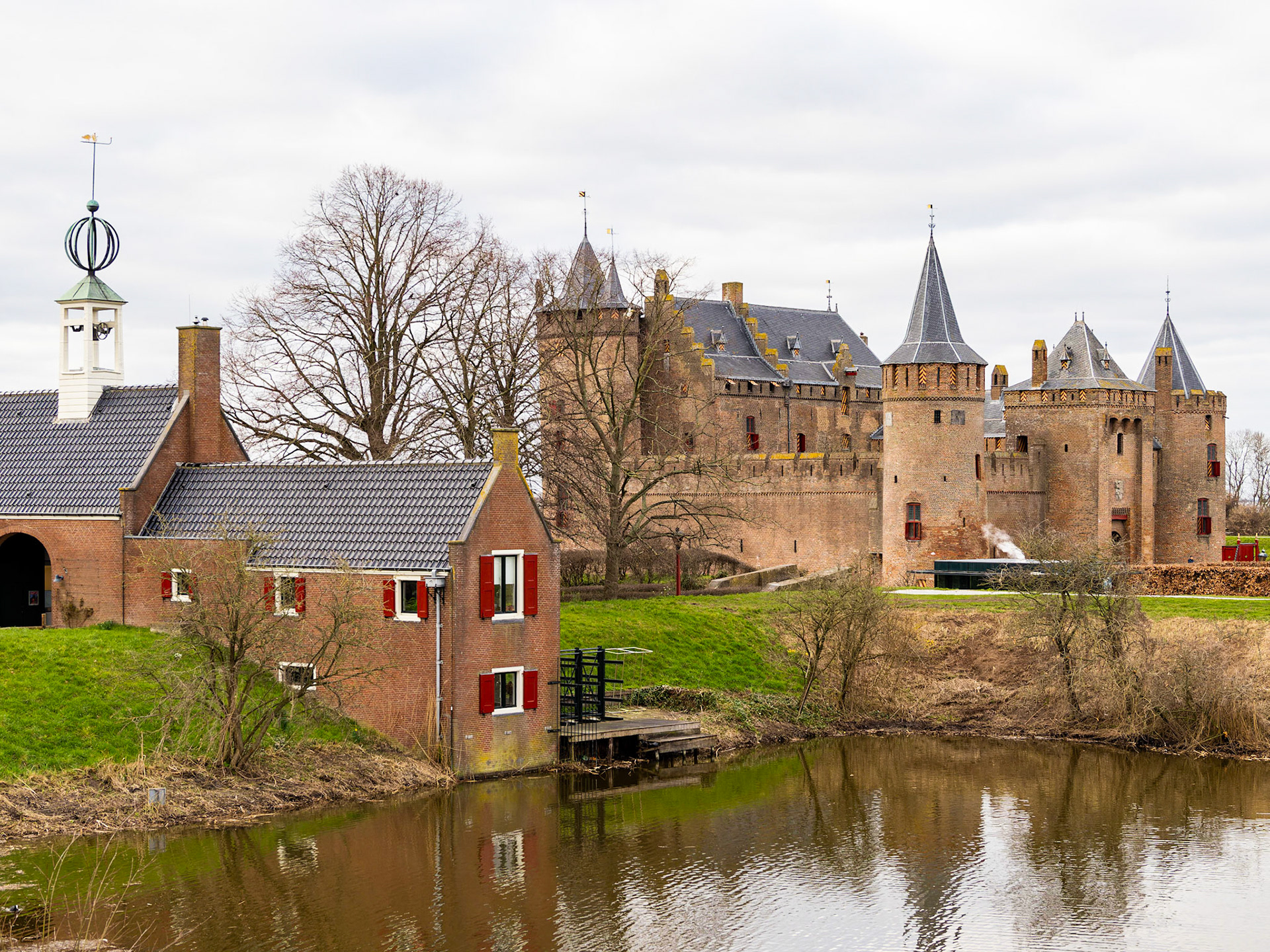 The most famous medieval castle in Holland is the Muiderslot National Museum in Muiden. This fortress at the mouth of the River Vecht was built around 1280 by Count Floris V. Soon thereafter, in 1296, the castle was destroyed by Bishop Willem van Mechelen. In 1380, a new castle was built on the ruins of the old one.