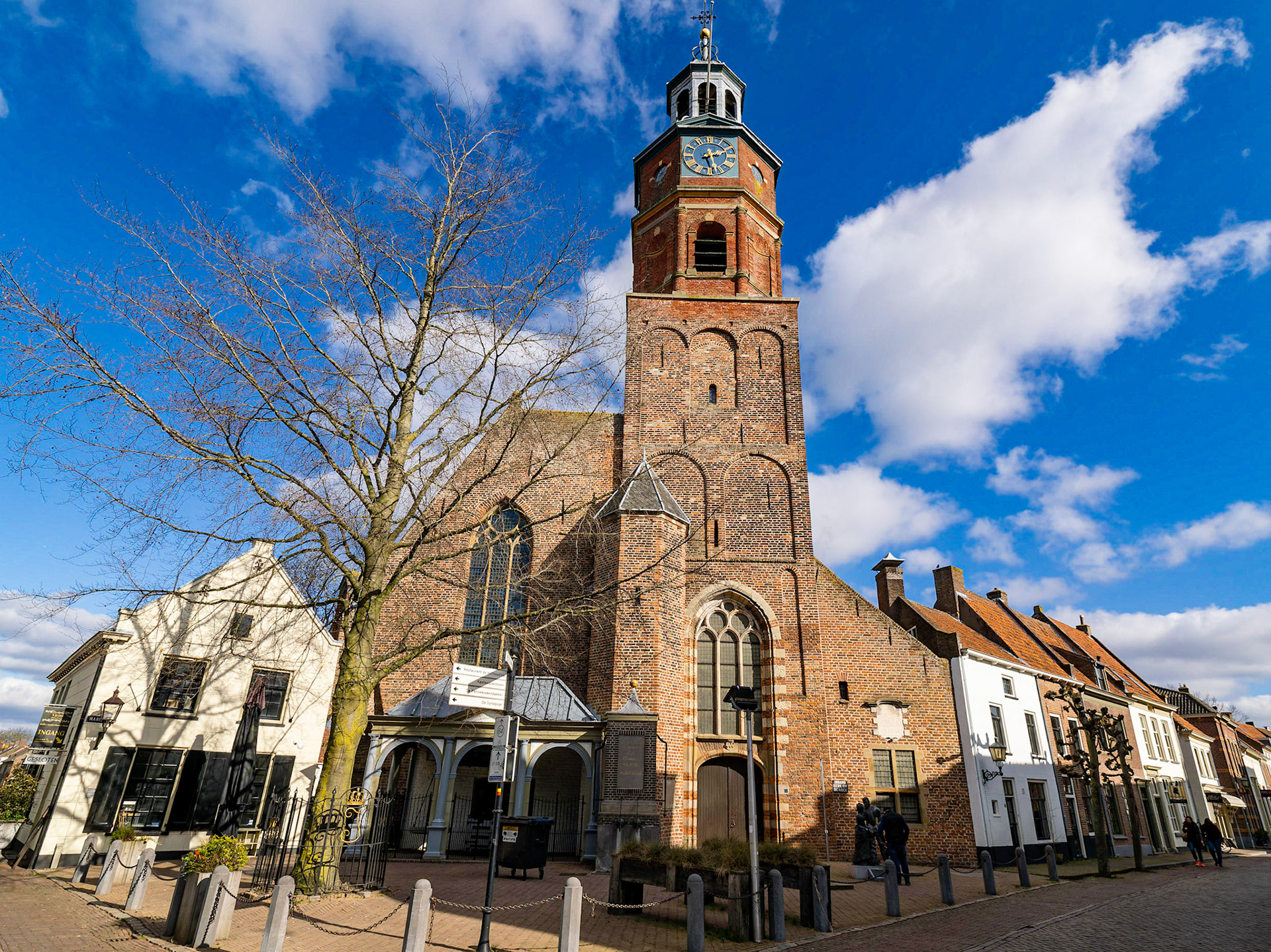 The church was founded in 1367 as a chapel and named after Saint Lambert as a parish church in 1395. In that year, the Utrecht bishop Frederik van Blankenheim gave permission to form an independent parish for the faithful in Buren in the Lambertuskerk.[ 1] In the 15th century, the church was expanded with aisles and a new main choir and given its current form. The church has a tower with a Renaissance-style superstructure, which was built by Alessandro Pasqualini and Pieter Post.