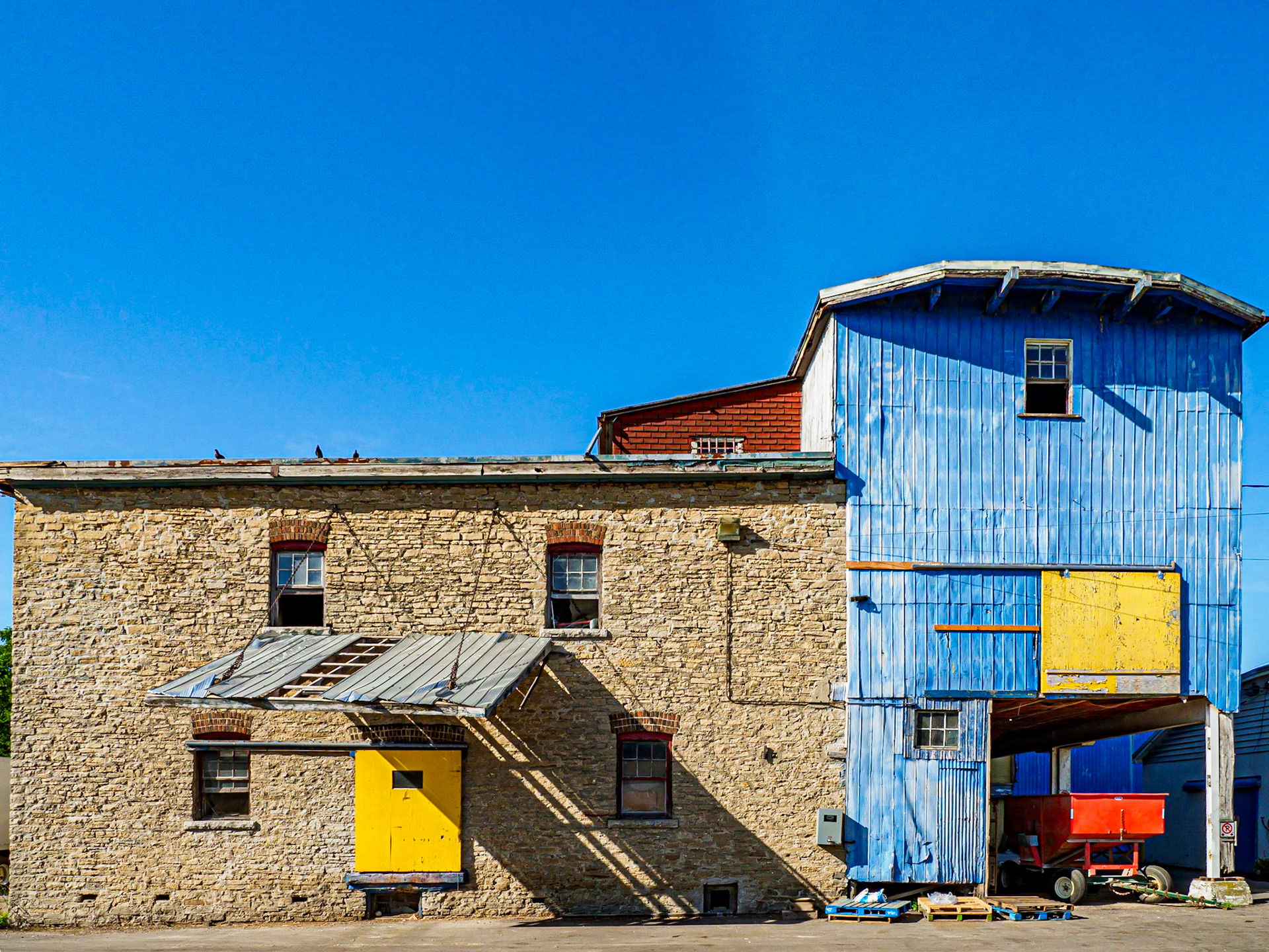 Bayshore Country Feeds, Owen Sound - Exploring Southwestern Ontario last weekend. Enjoyed this view on my way to Mudtown Station for dinner, which was excellent!   Olympus OM-D E-M1 Mark II, M.Zuiko Pro 12-100 F4.0 @ 12 mm, 1/400, f10, ISO 250