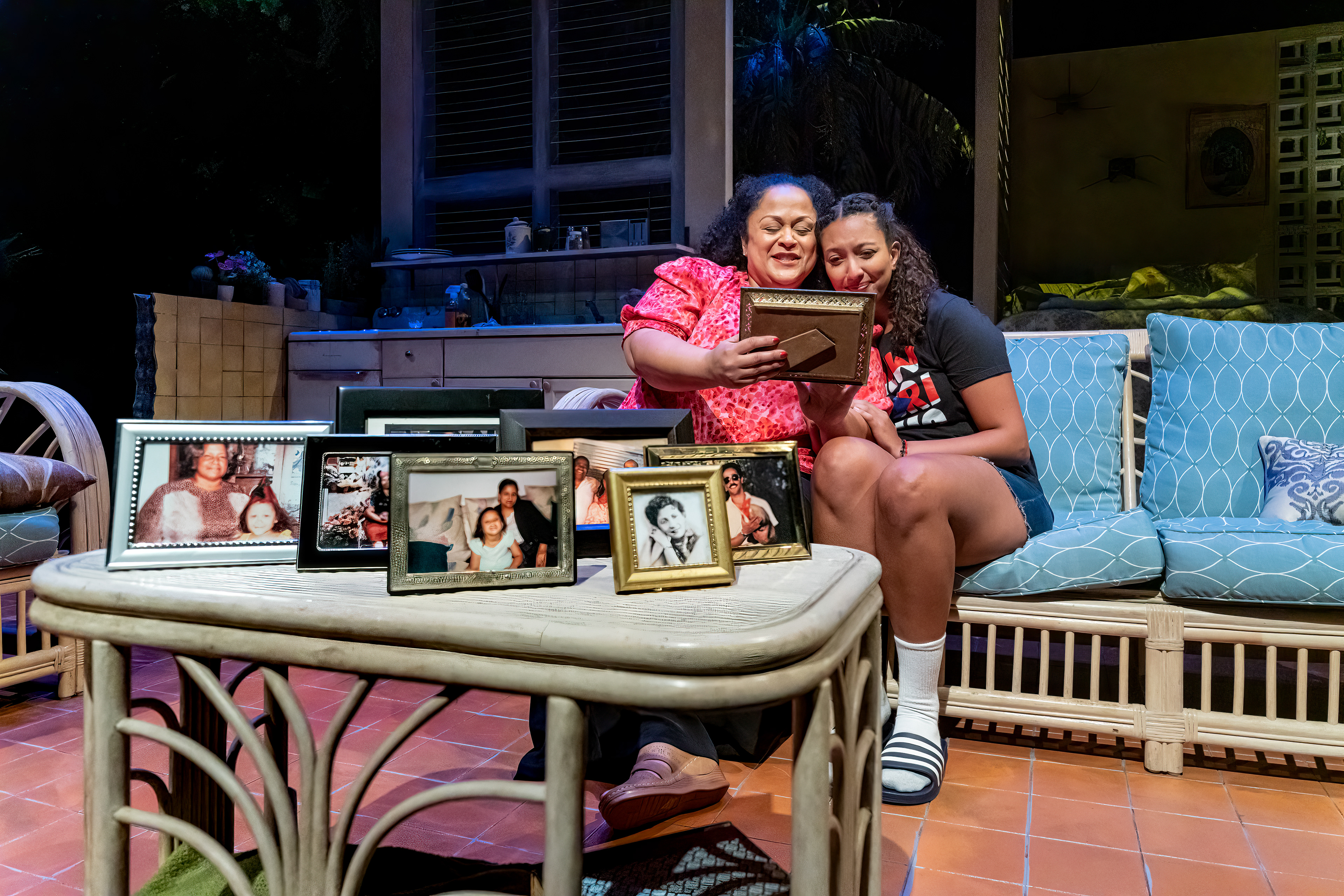 Alina Alcántara(Norma) and Angela Reynoso(Maria)