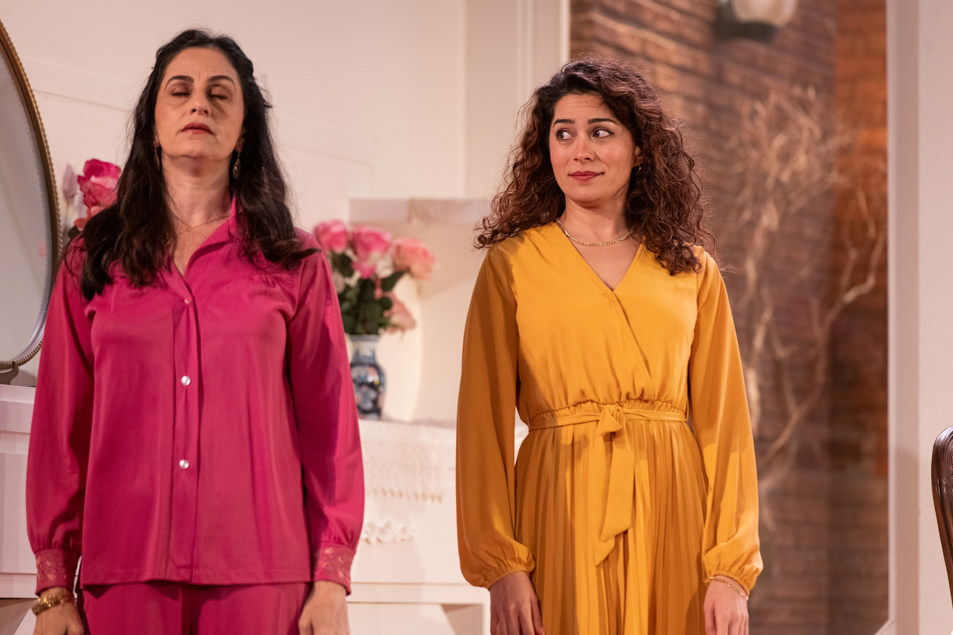 Sahar Bibiyan (Rana), Awni Abdi-Bahri (Nazanin)