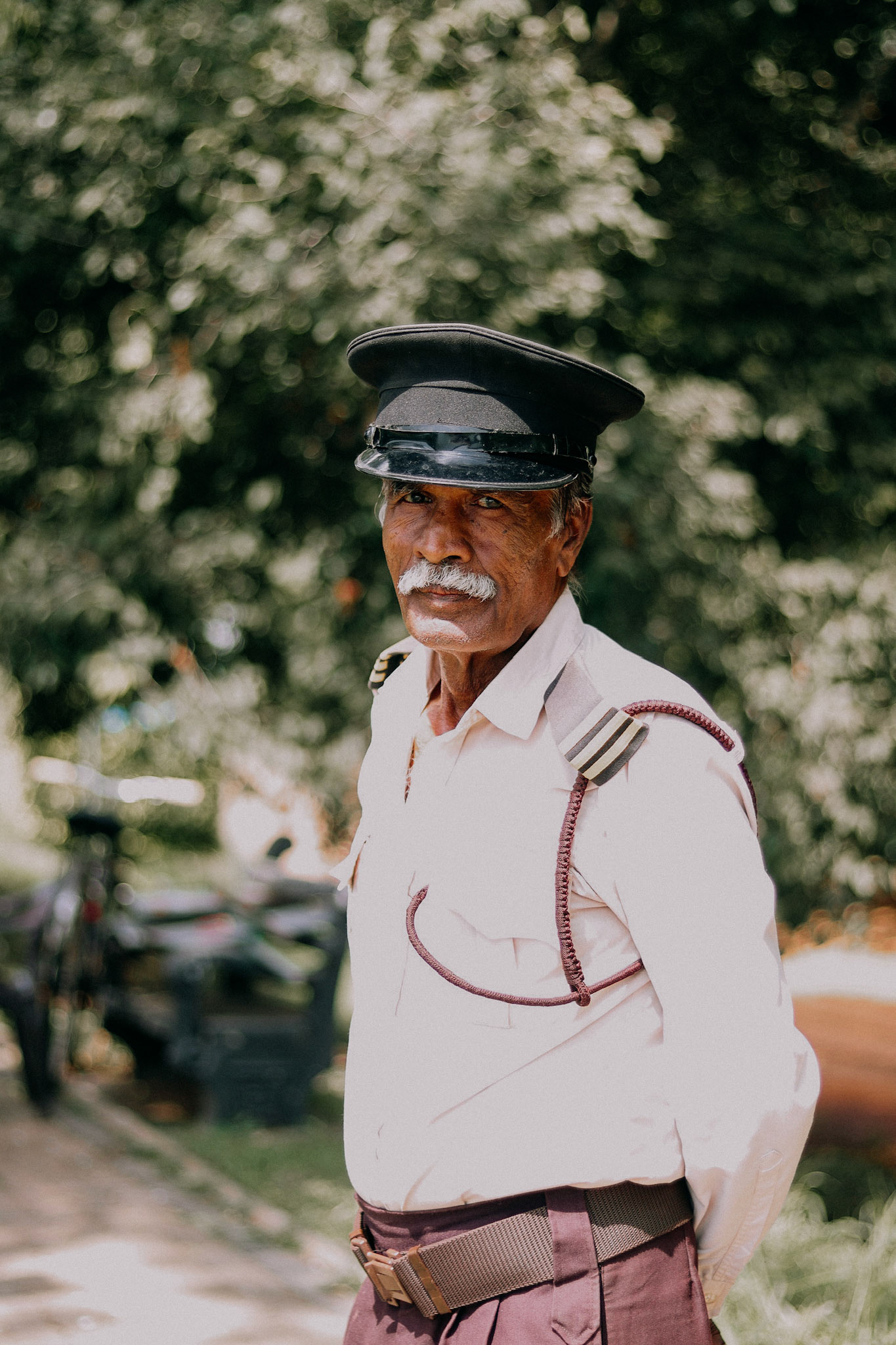 Bandare (68) in Sri Lanka; was 25 jaar lang gevangenis bewaker en nu komt hij elke ochtend in zijn uniform naar het bewakershuisje aan het meer genaamd Kumbichchan Kulam 