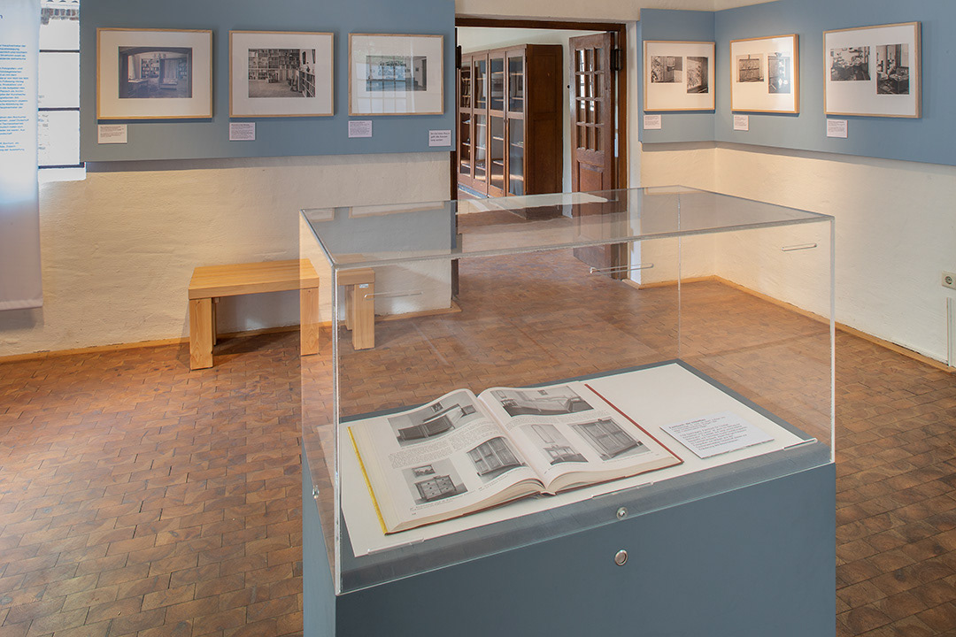 Blick in die Ausstellung in Hangen, vorne "Der Möbelbau" von Fritz Spannagel und Fotos von Albert Renger-Patzsch