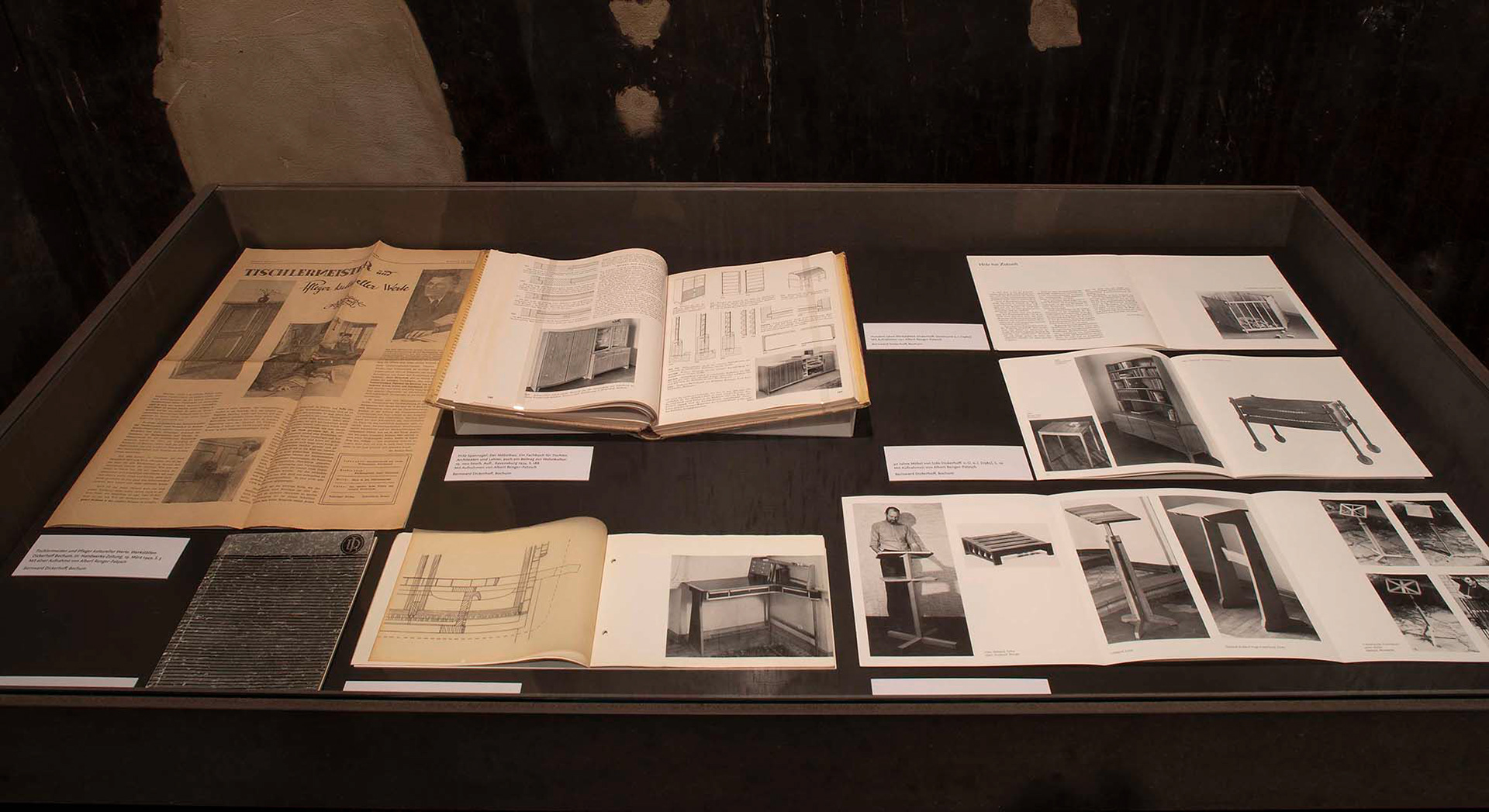 Veröffentlichungen über Dickerhoff mit Fotos von Albert Renger-Patzsch, u.a. das Fachbuch "Der Möbelbau" von Fitz Spannagel