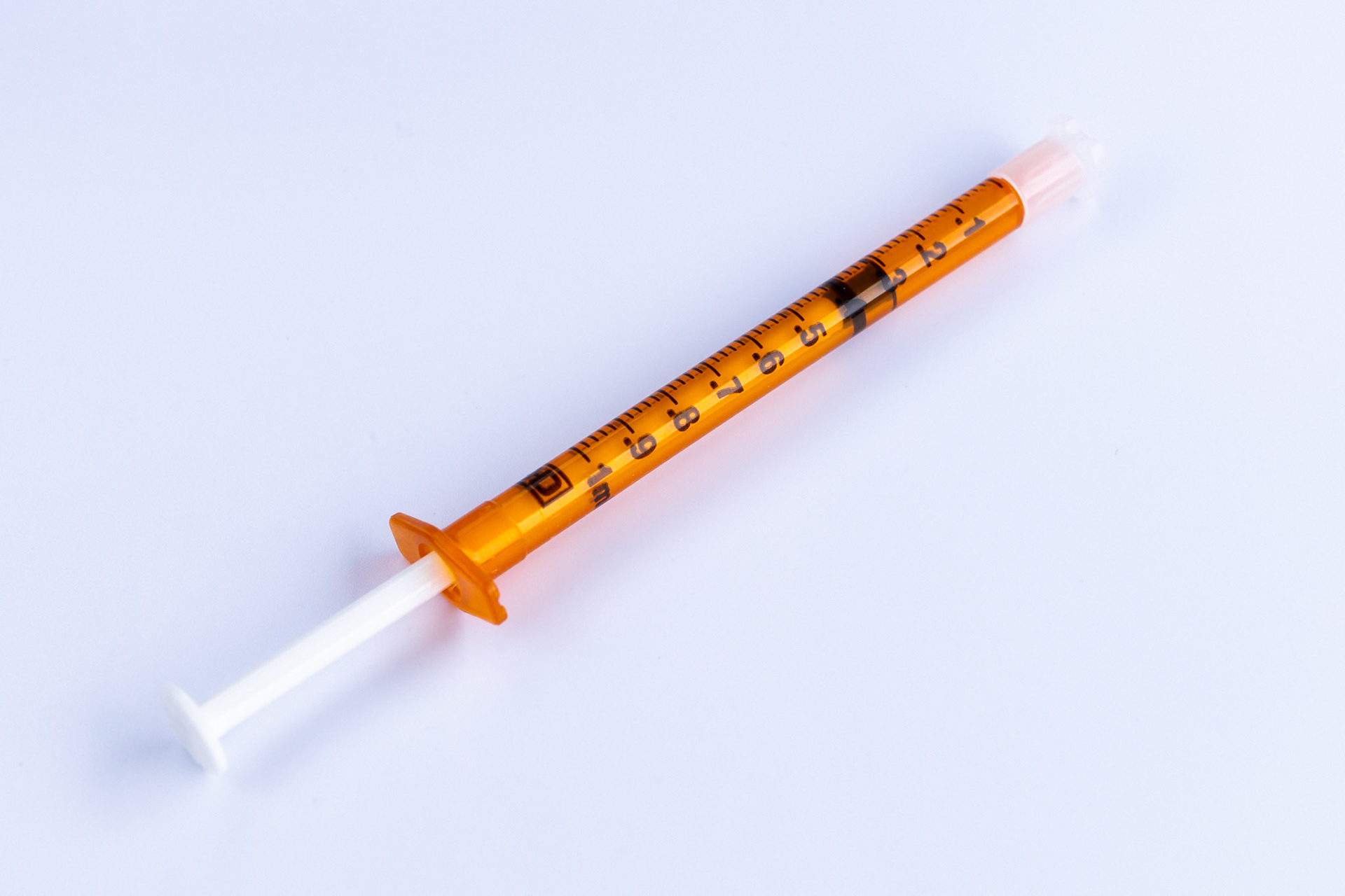 Oral syringe with uv protection