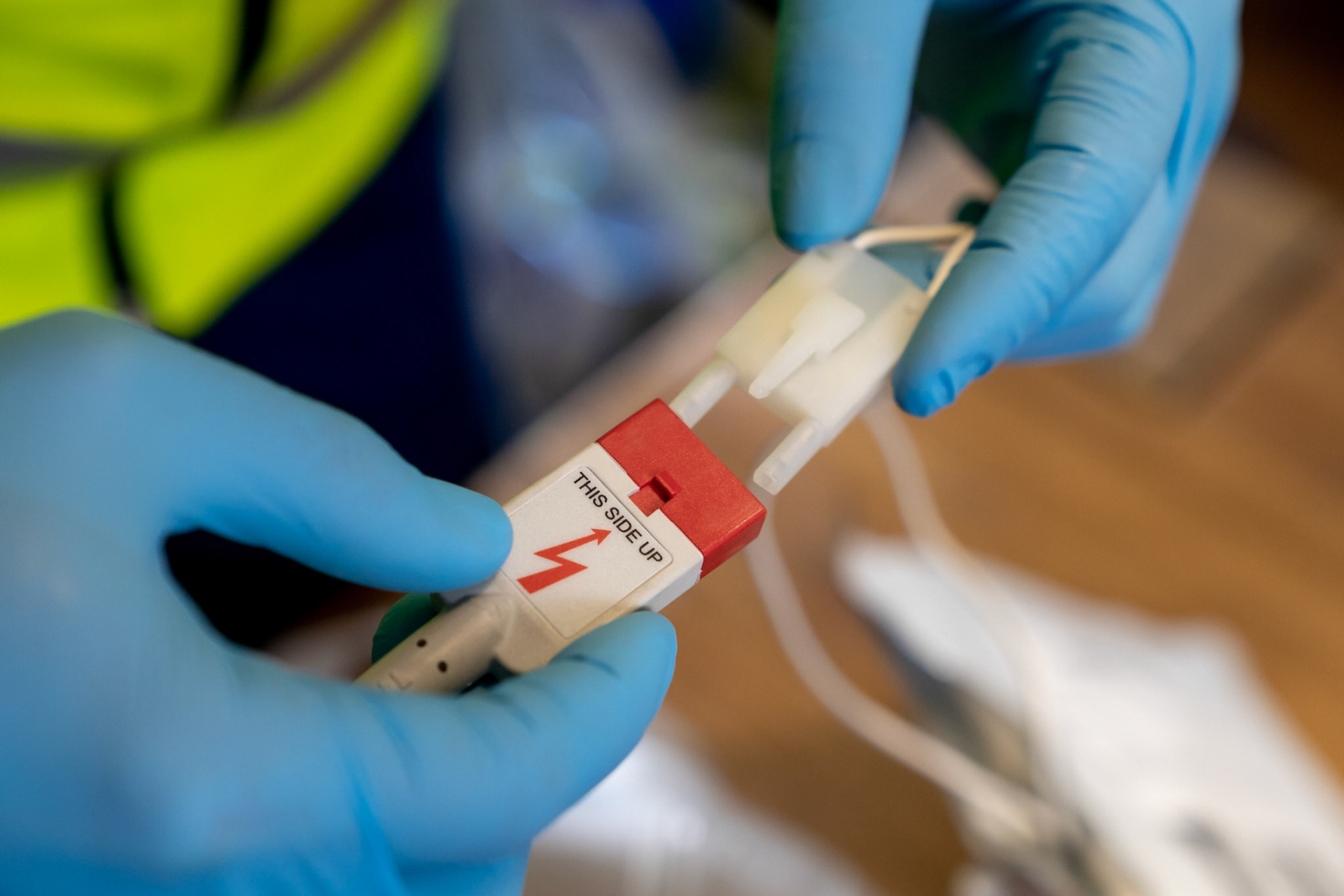 Connecting defibrillation patches