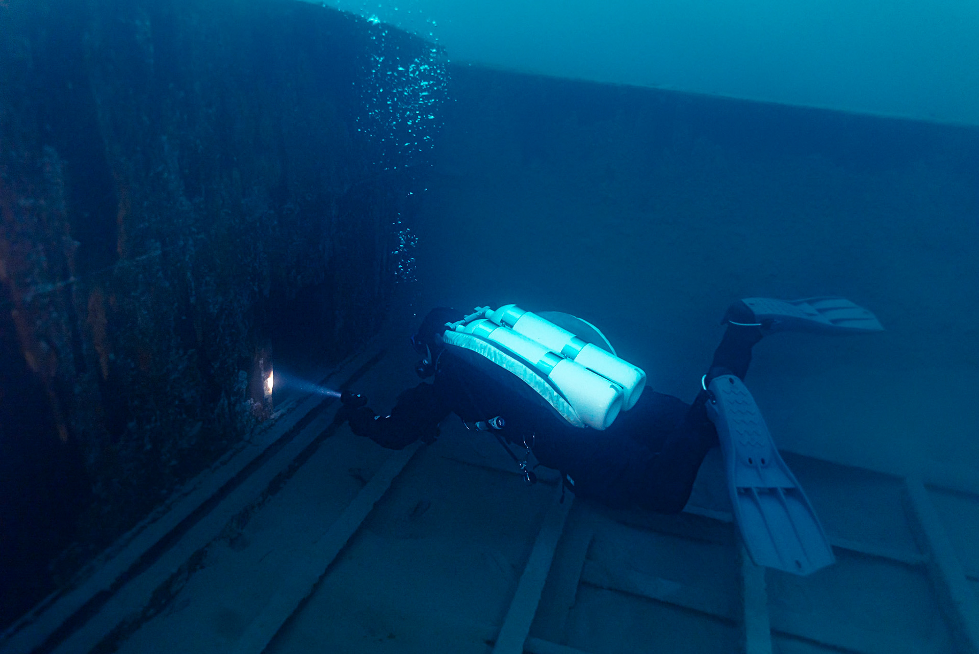 Wreck diving in swiss lakes