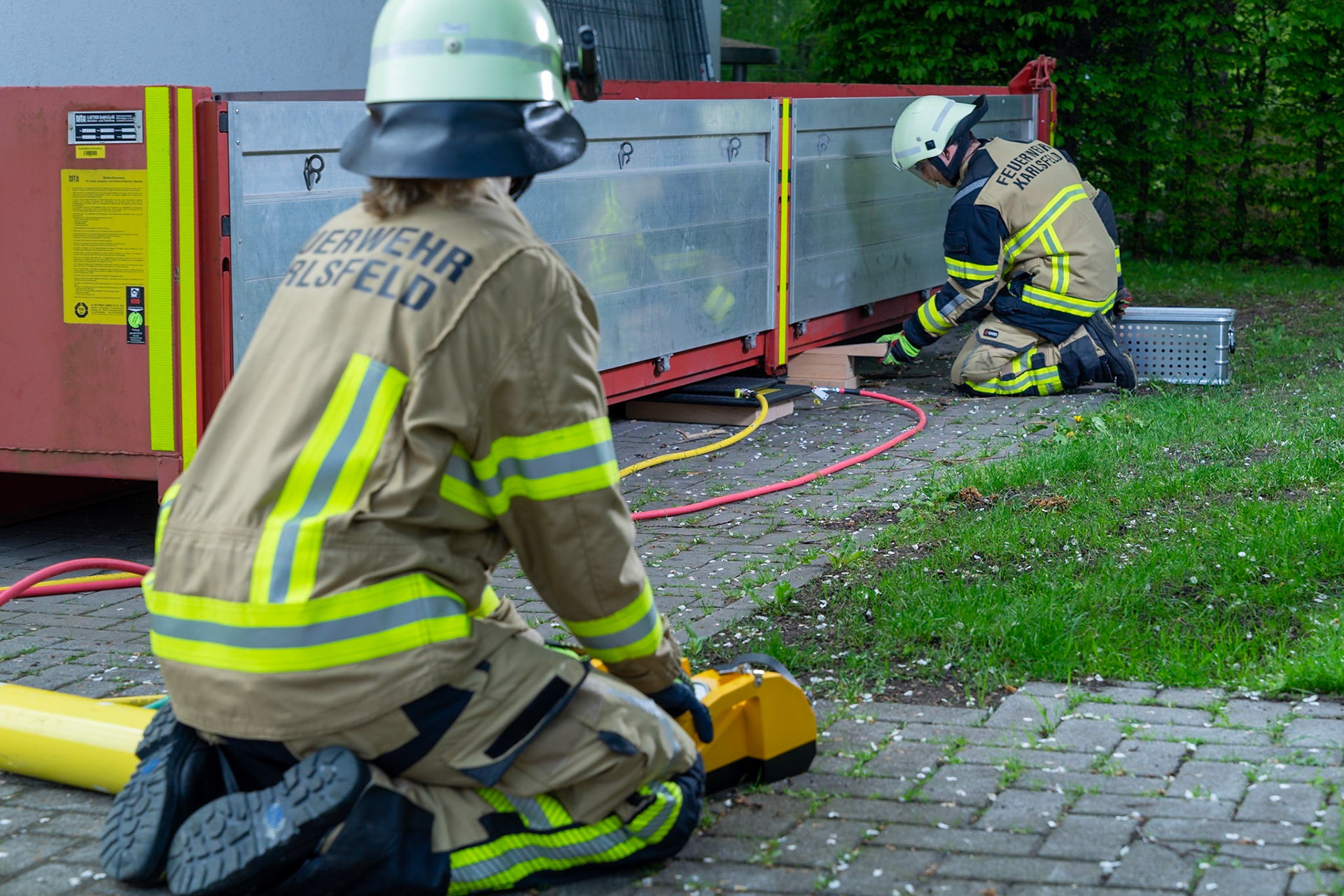 Pneumatic lifting system for elearning