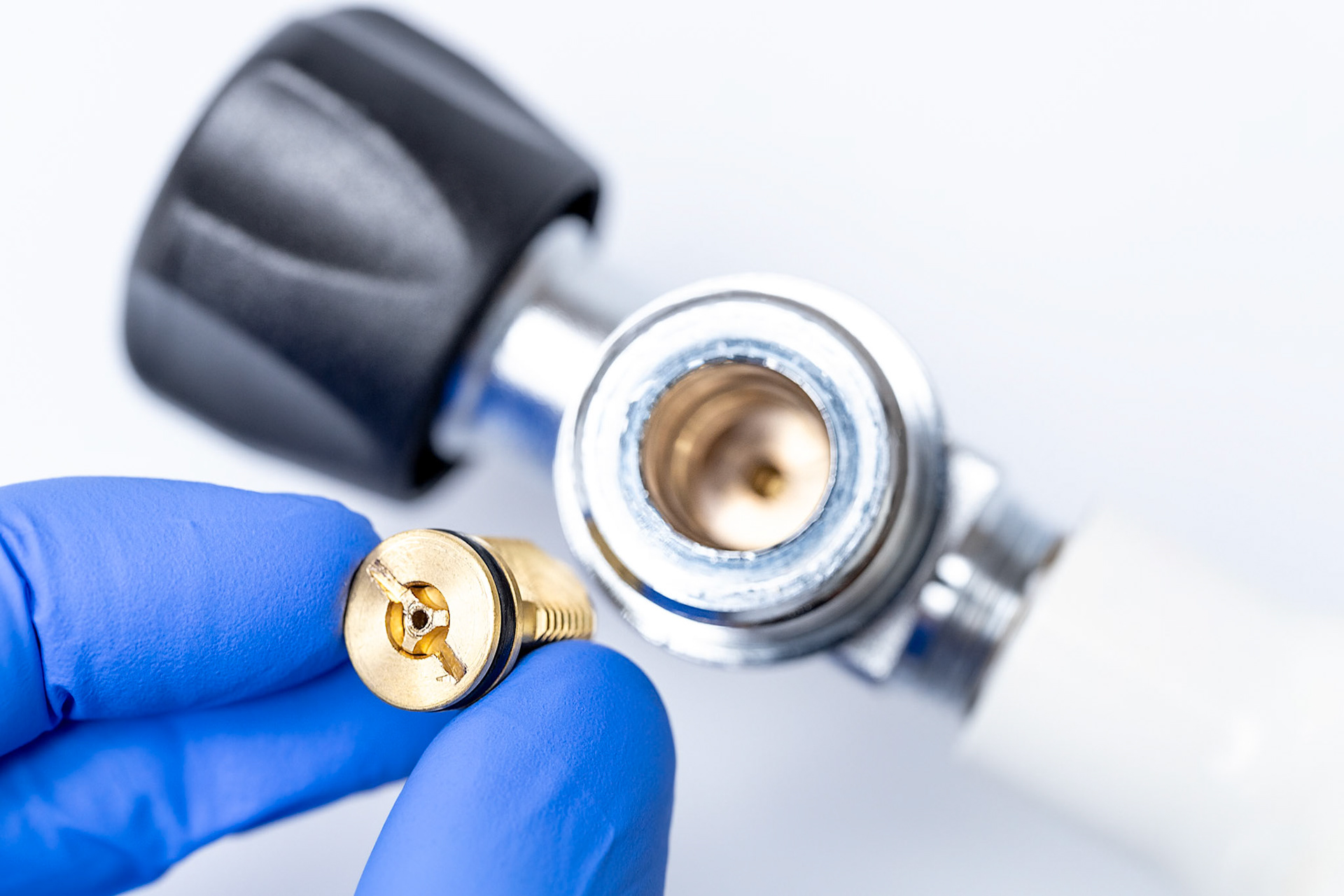 Remaining pressure valve for oxygen cylinder