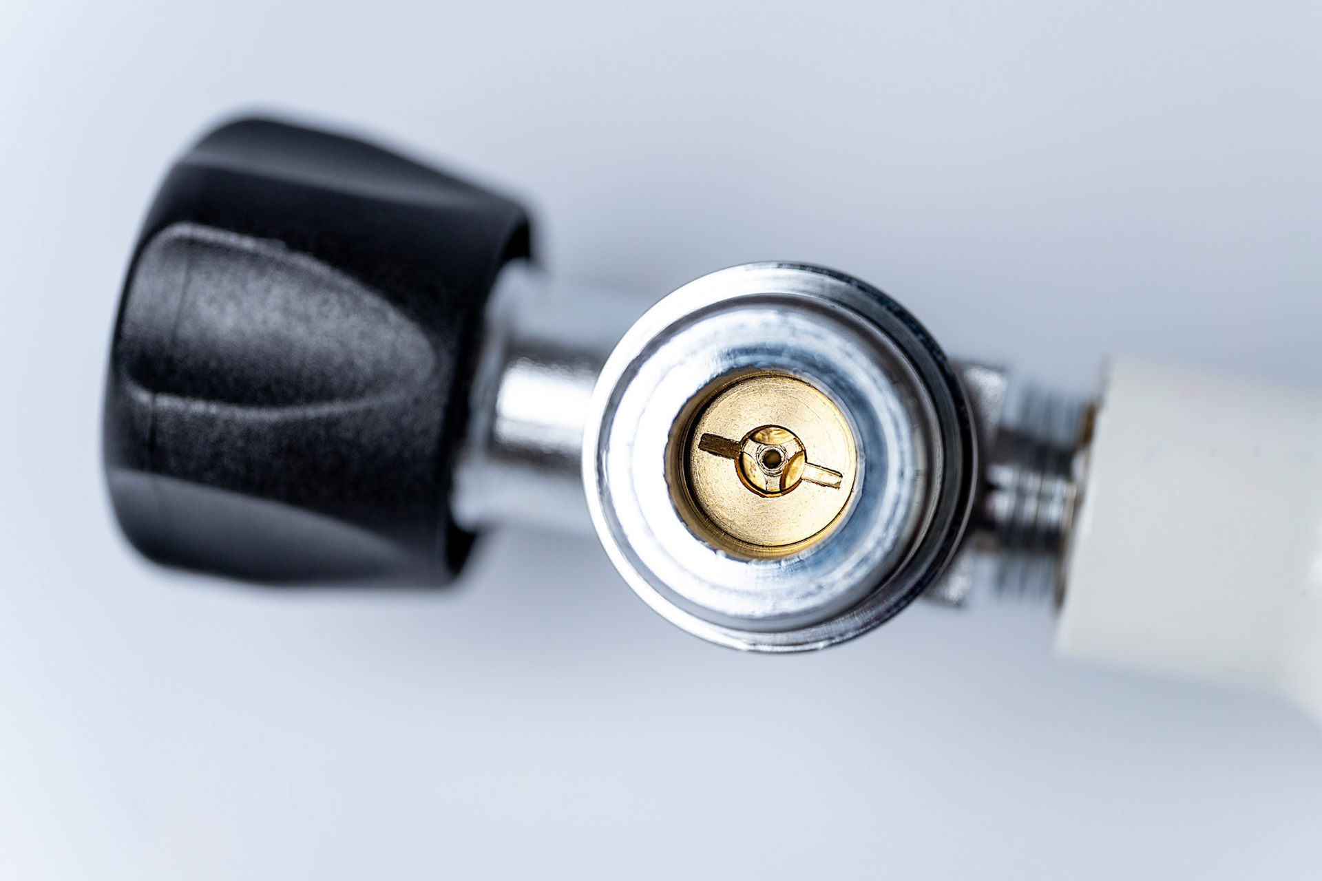 Remaining pressure valve for oxygen cylinder