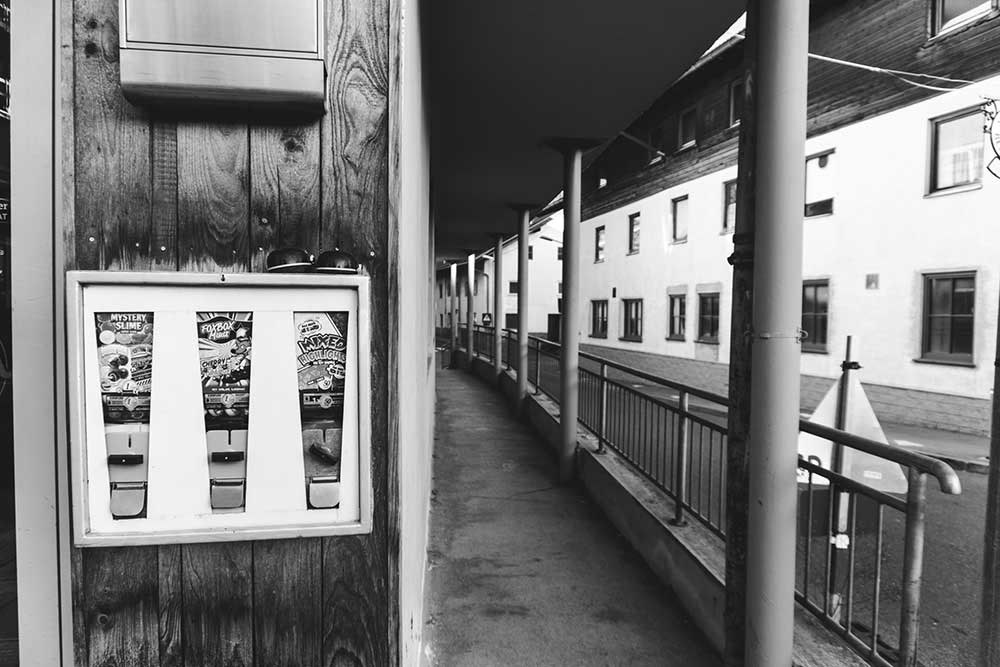 Kaugummiautomat am Straßenrand in Vils