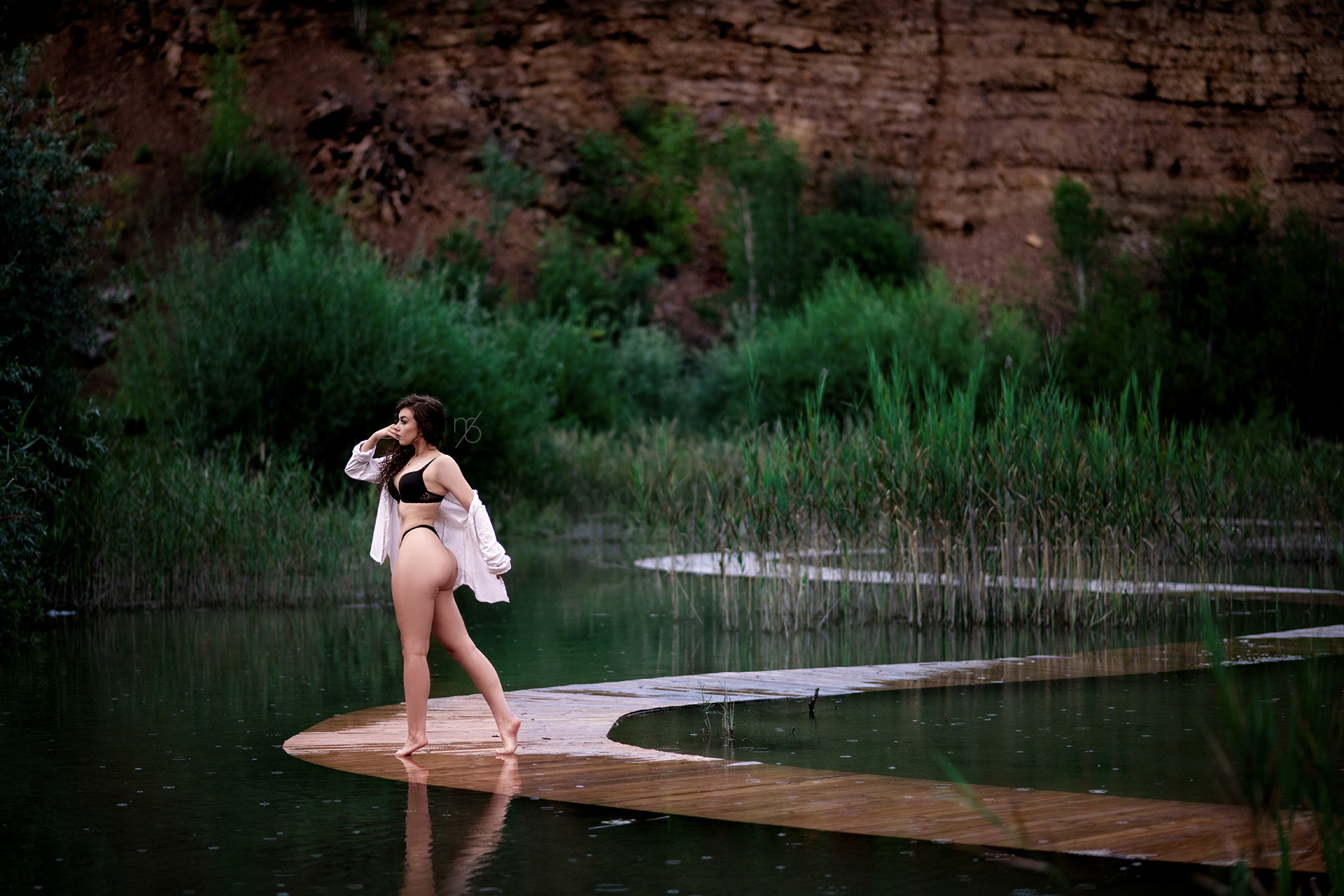 Lakeside Freedom | Outdoor Women's Portrait | Martyna Osuchowska Photography