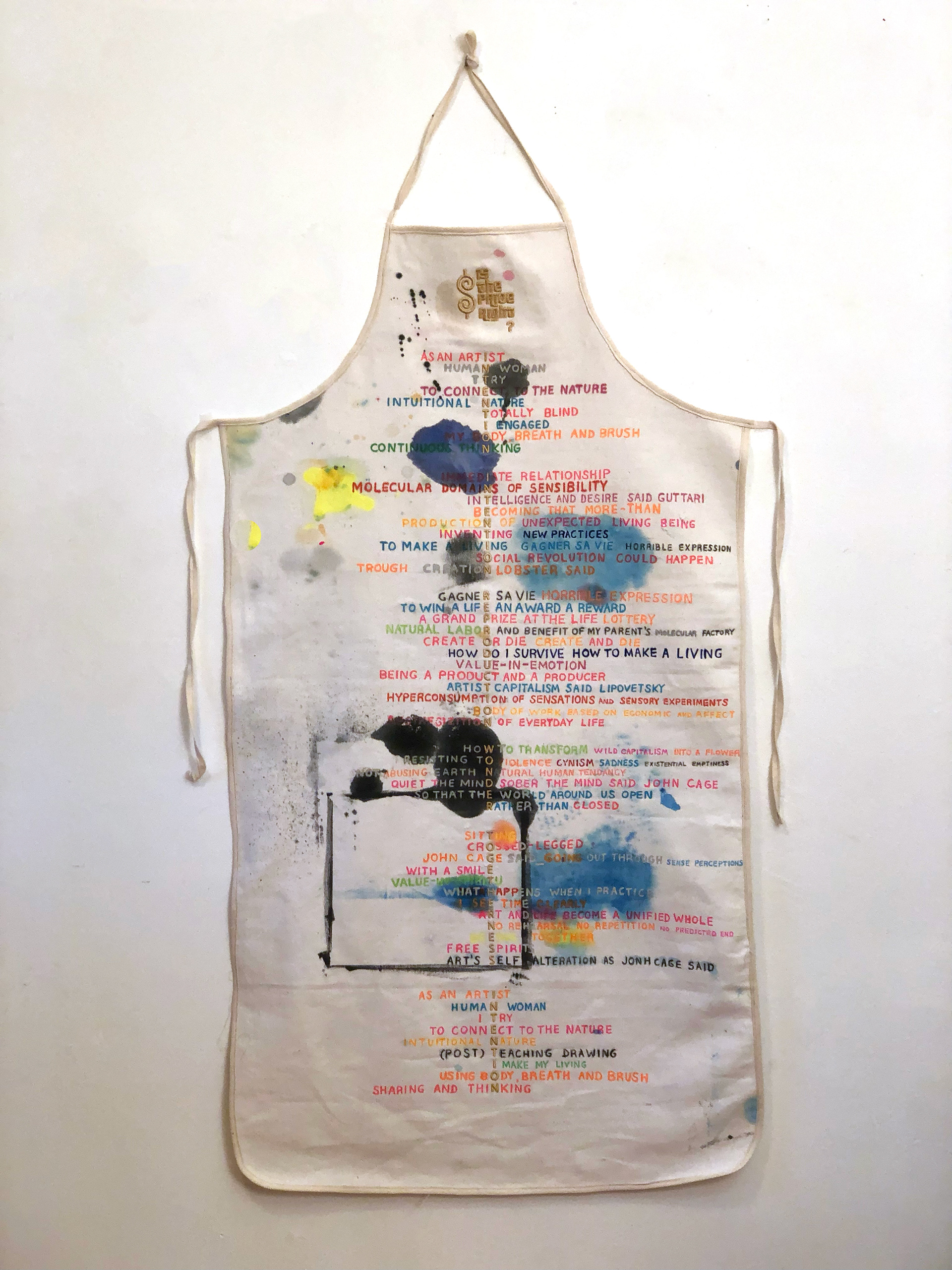 José Dupuis, Tablier de l'artiste femme variation 1, 2022. broderie mécanique, encre et feutres sur toile. 25,5 po x 48 po