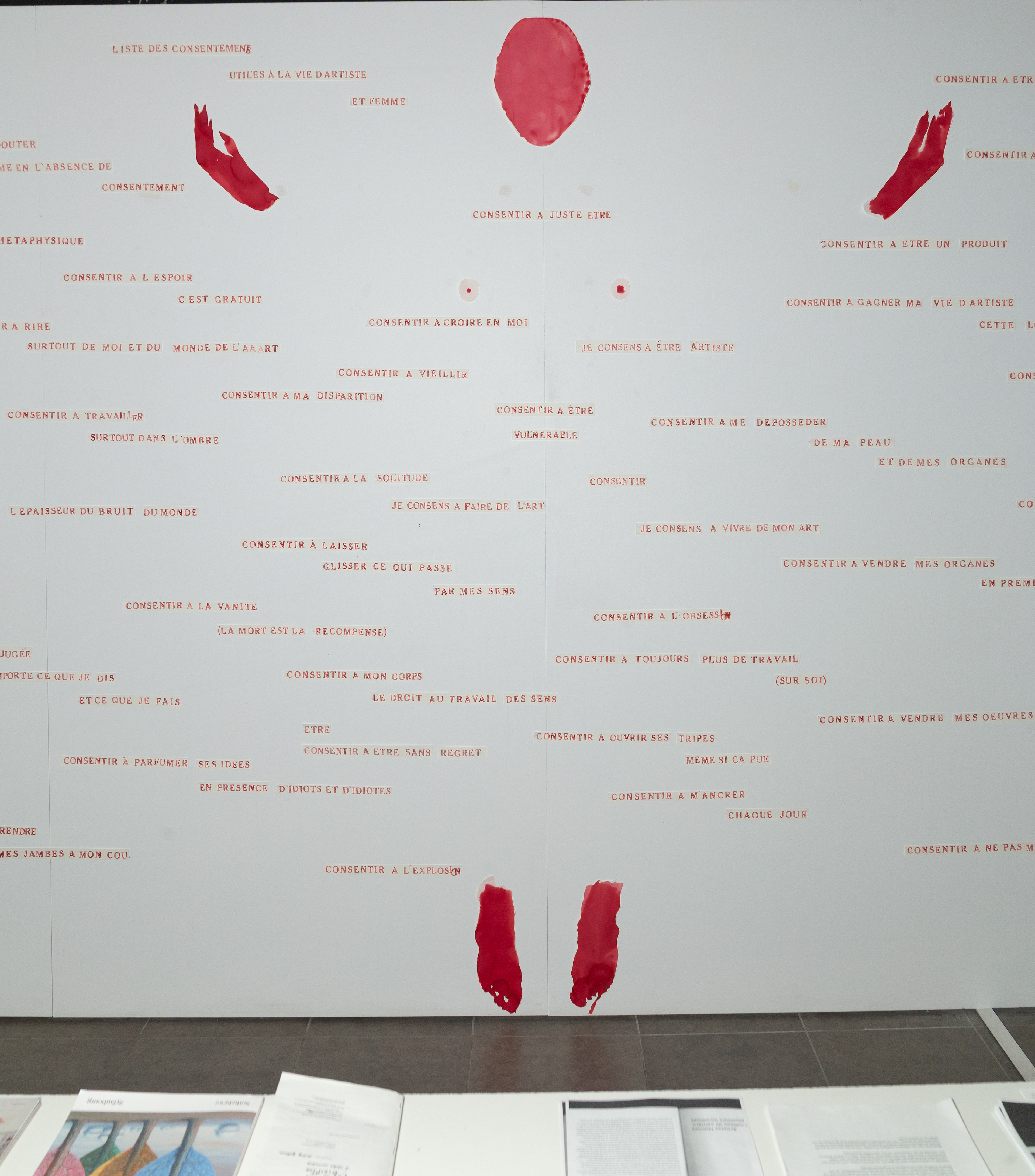 José Dupuis. Bid it | vente aux en[chair]s, 2025. Exposition des archives. Liste des consentements utiles à la vie d'artiste et femme. Crédit photo©Jean Turgeon