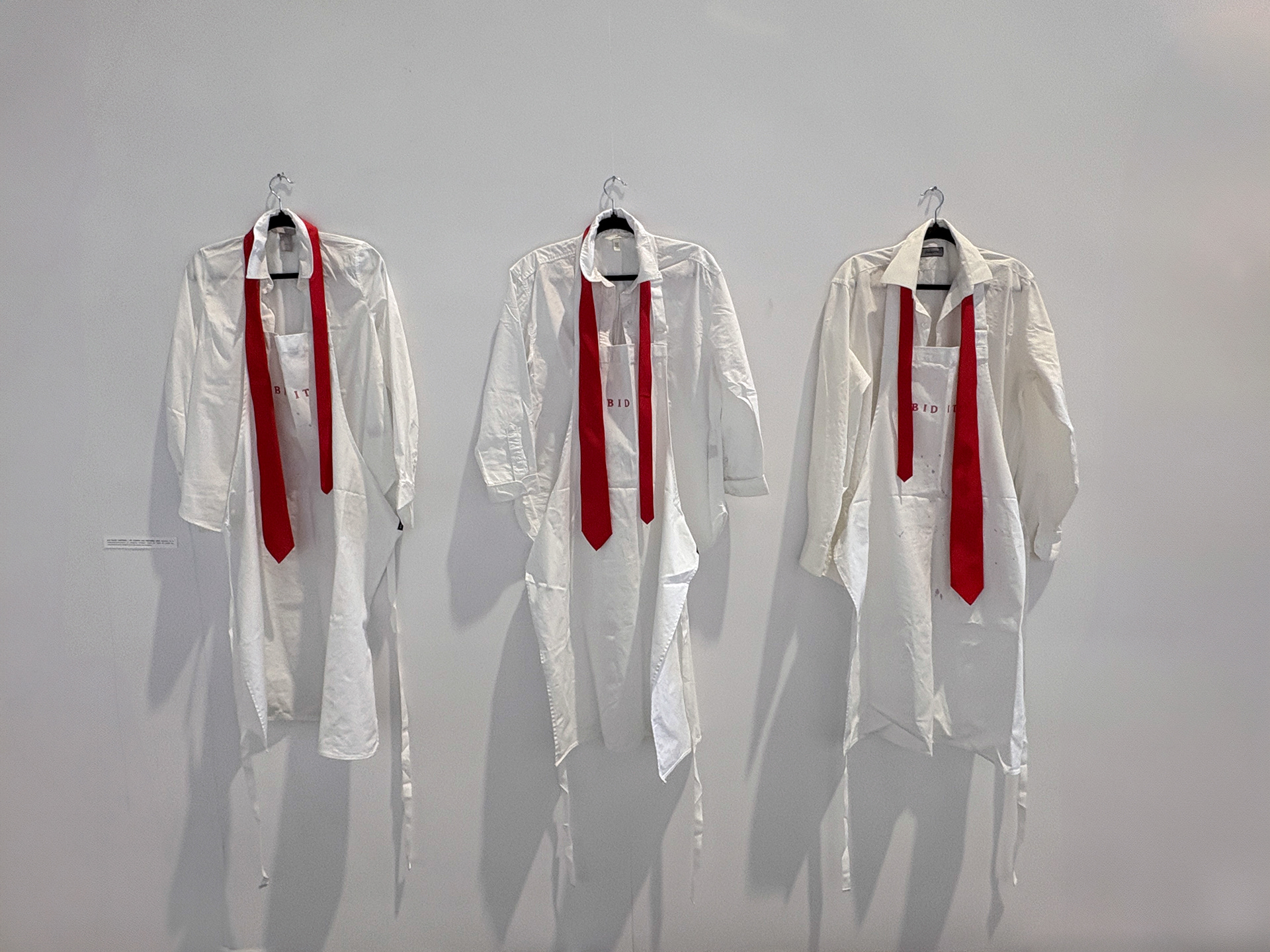 José Dupuis. Bid it | vente aux en[chair]s, 2025. Exposition des archives. Costumes des performeurs.euses en commissaires priseurs. crédit photo©Jean Turgeon
