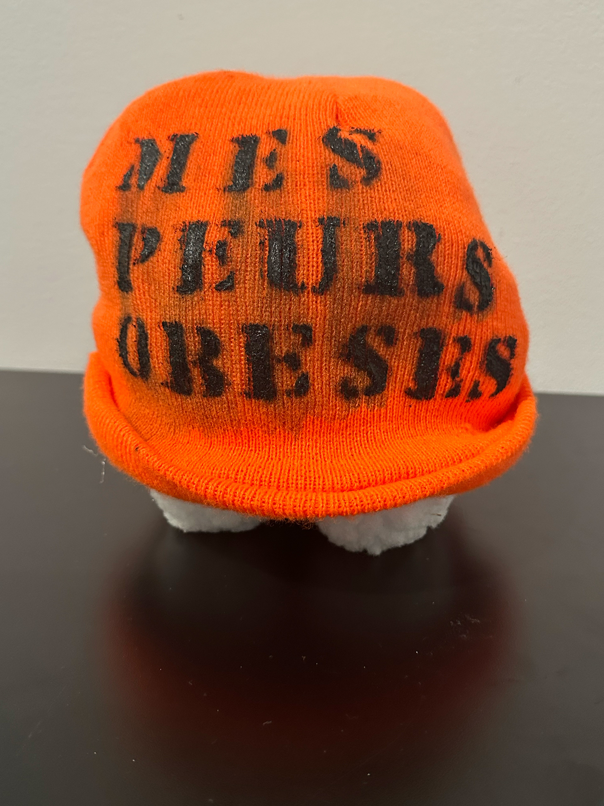 poème sur tuque "Mes peurs obèses".2023. Peinture acrylique sur tuque tricot acrylique. ©José Dupuis