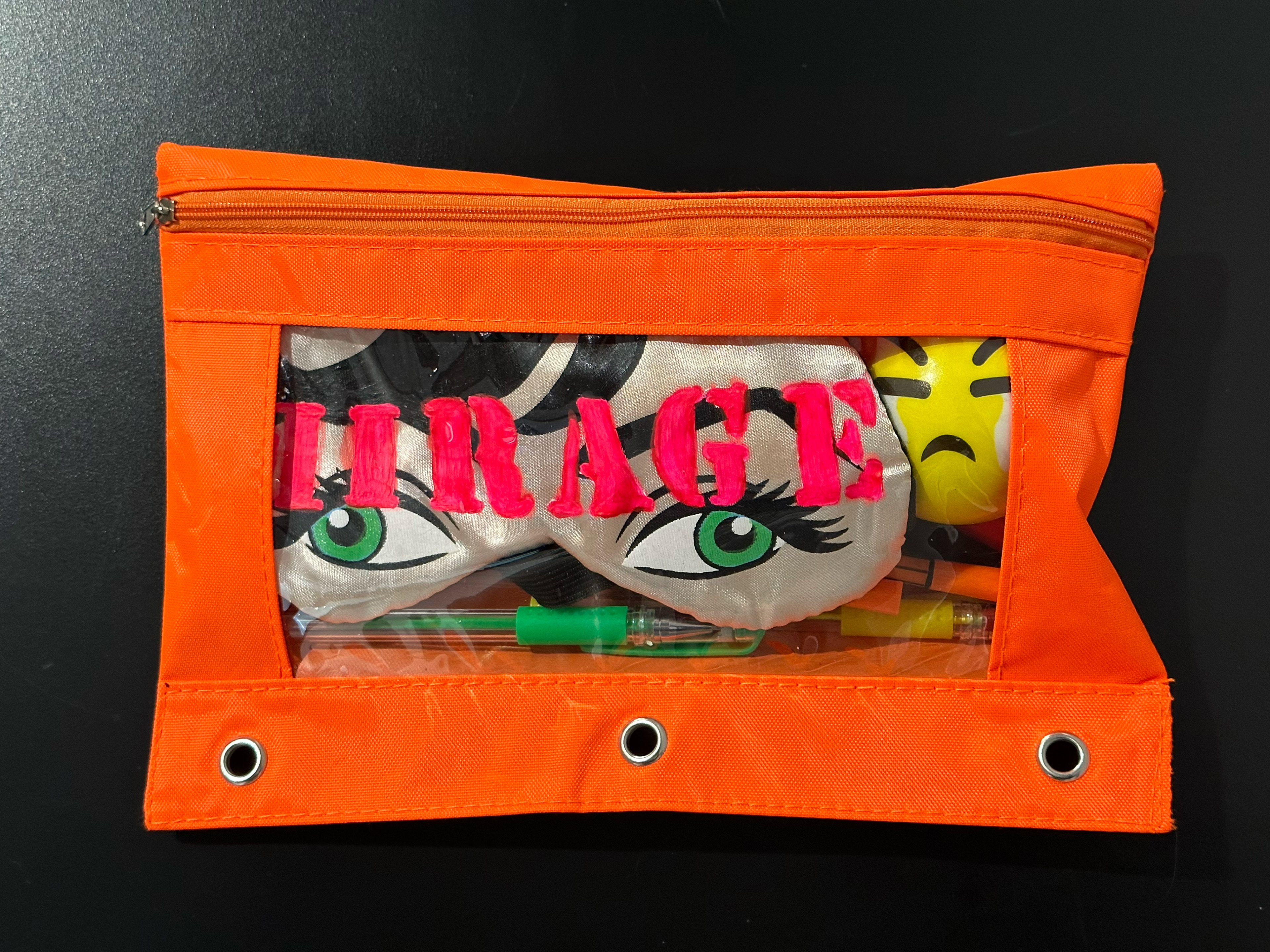 trousse d'objets personnels.2023. Crayons, feutres, balle de stress, masque de sommeil. ©José Dupuis