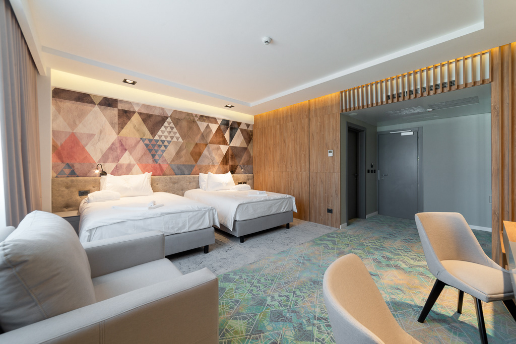 Fotografie profesionala a unei camere de hotel pregatite pentru o sedinta foto de arhitectura
