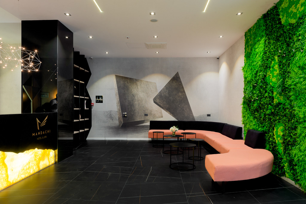 Fotografie profesionala a unei camere de hotel pregatite pentru o sedinta foto de arhitectura