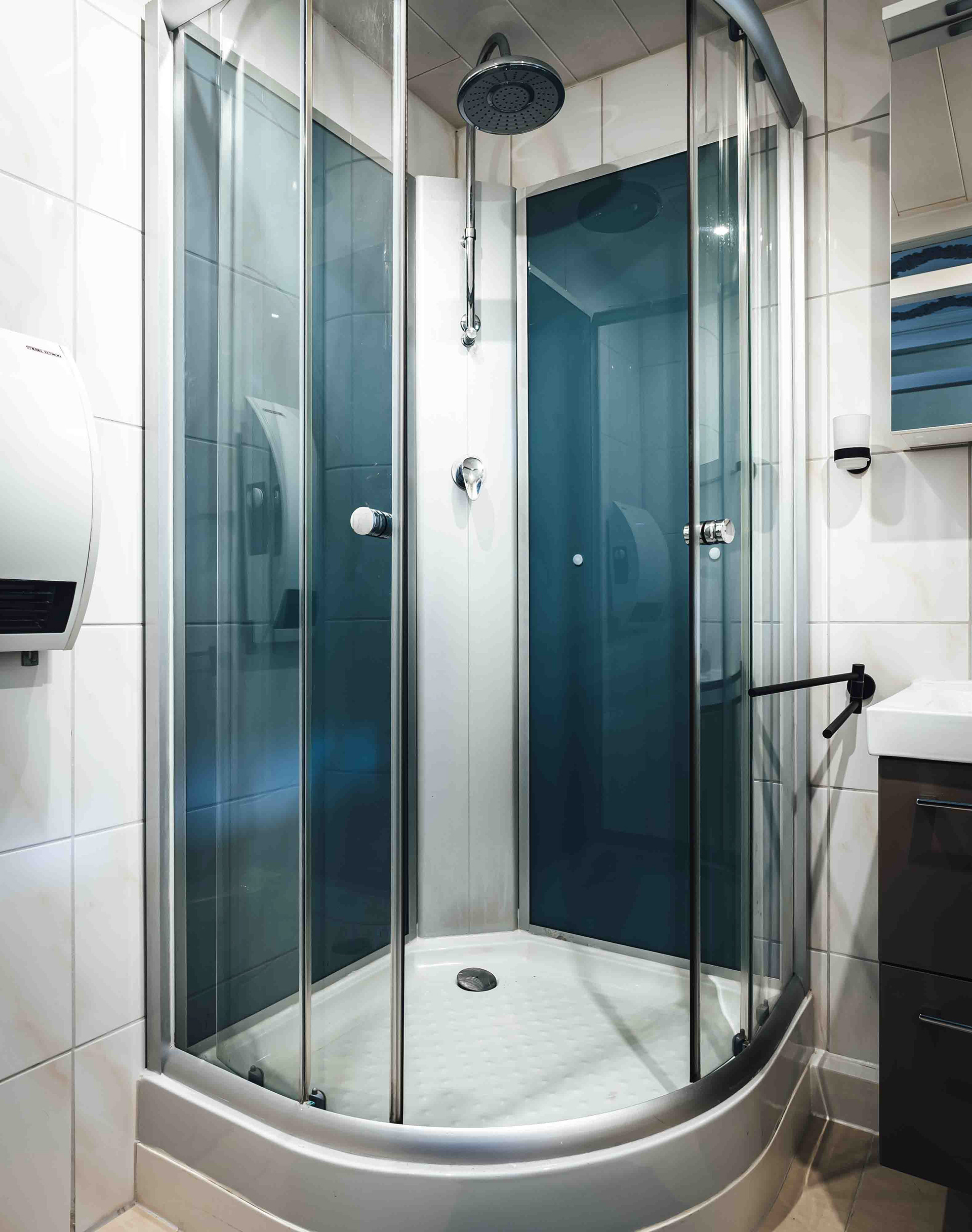 salle de bain avec douche