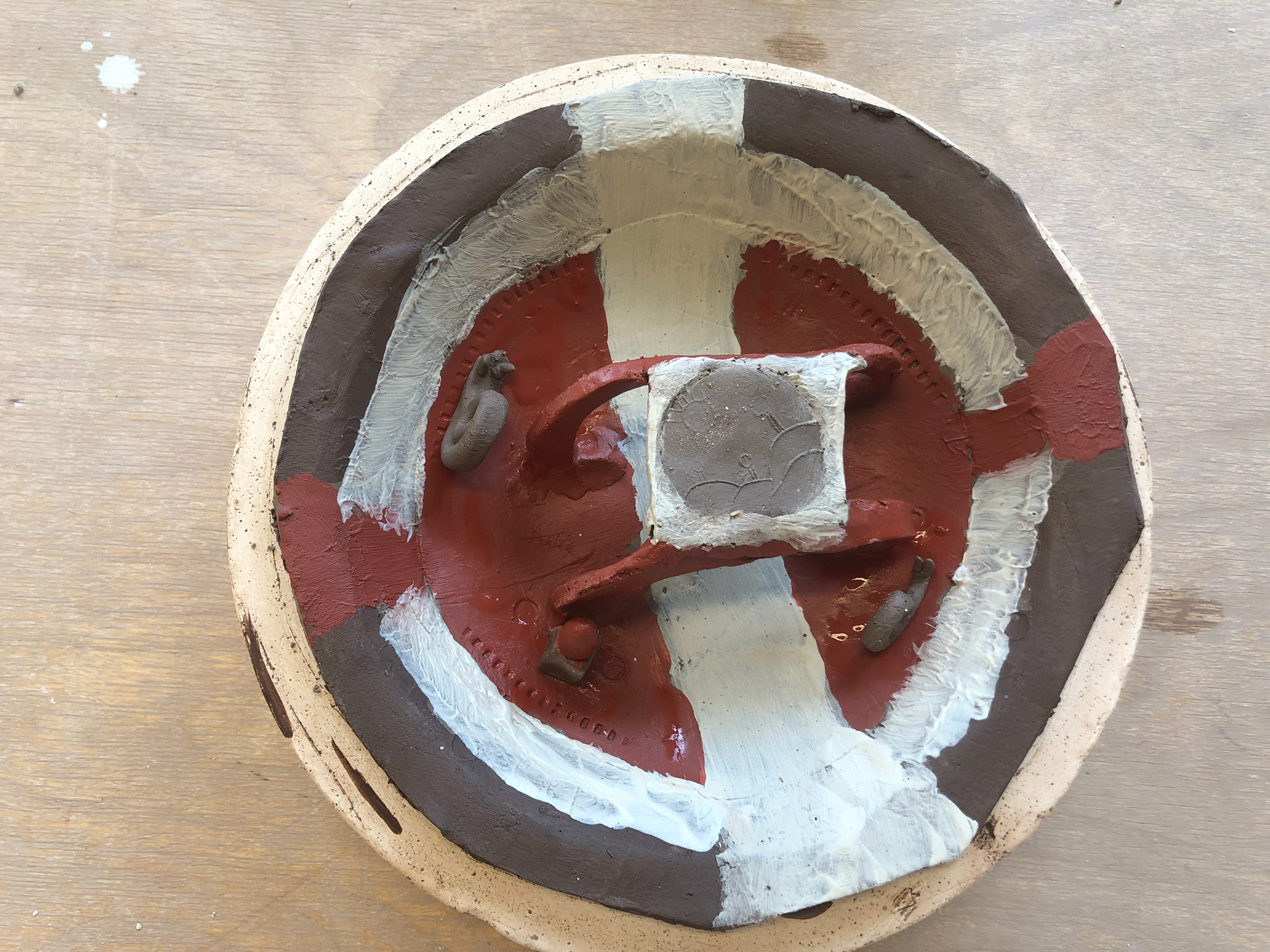 I added some more colour to the arches, the centre of the bowl, the snails and the face.