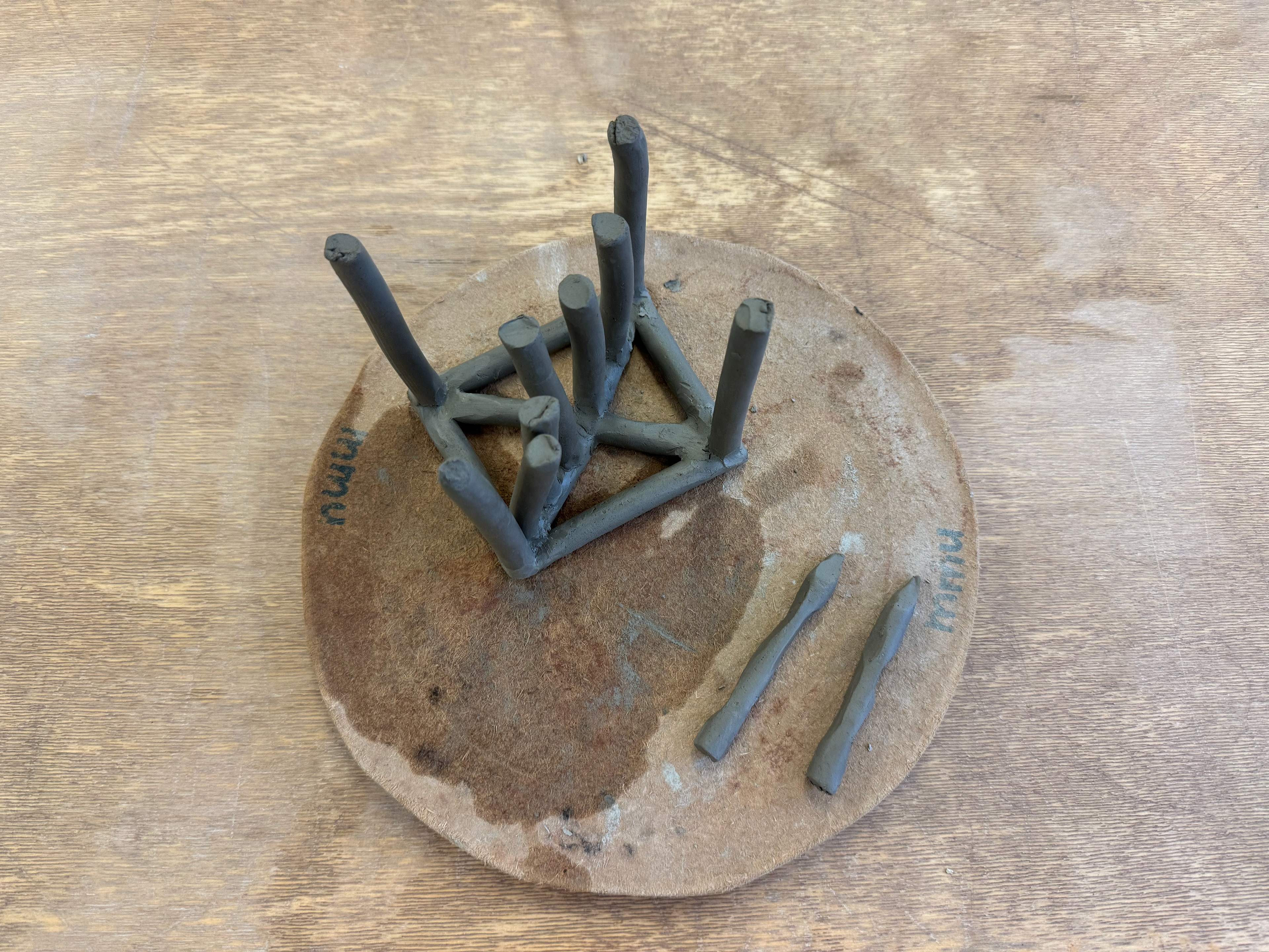Lattice base and two fingers