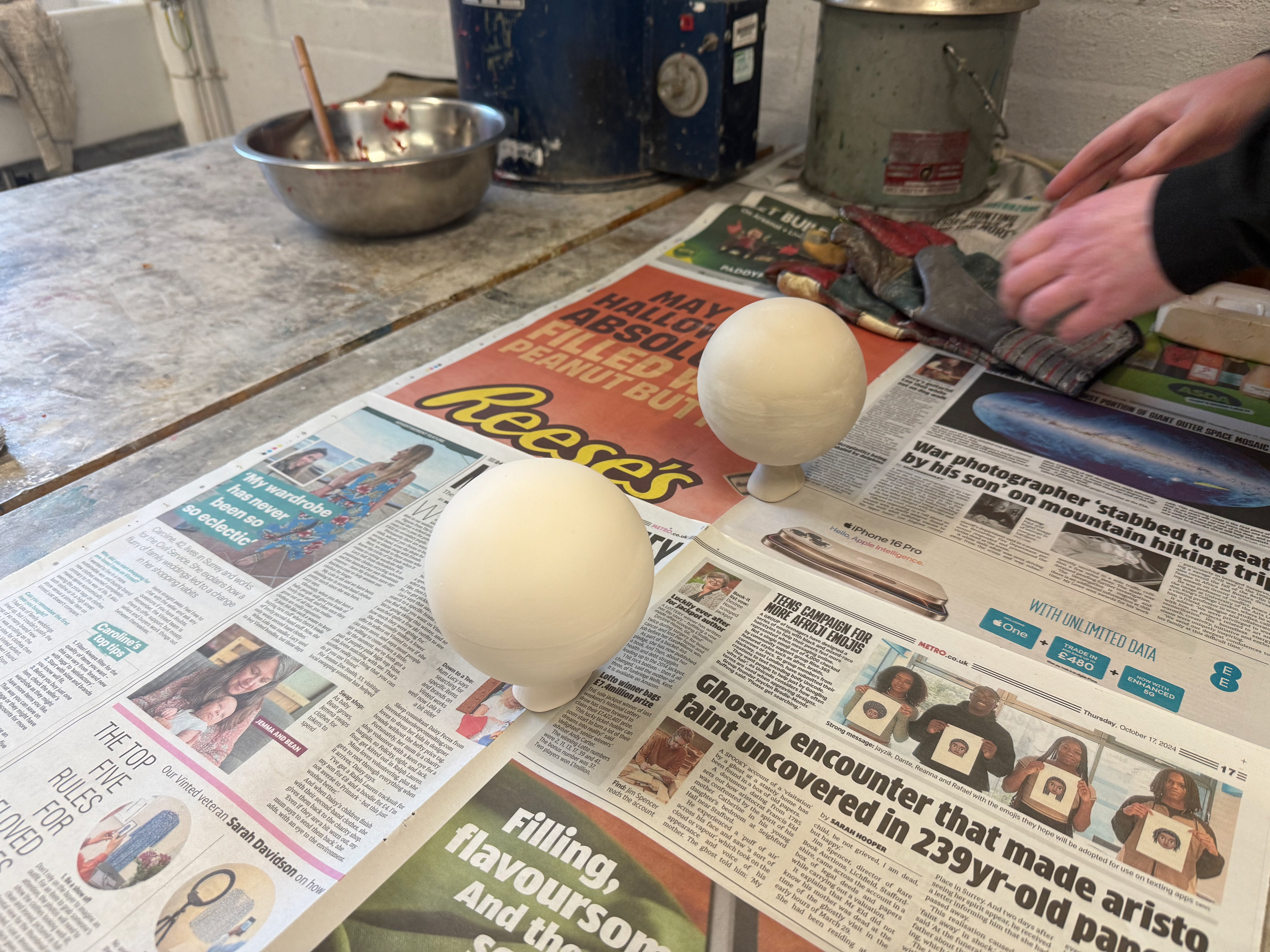 Place objects onto newspaper.