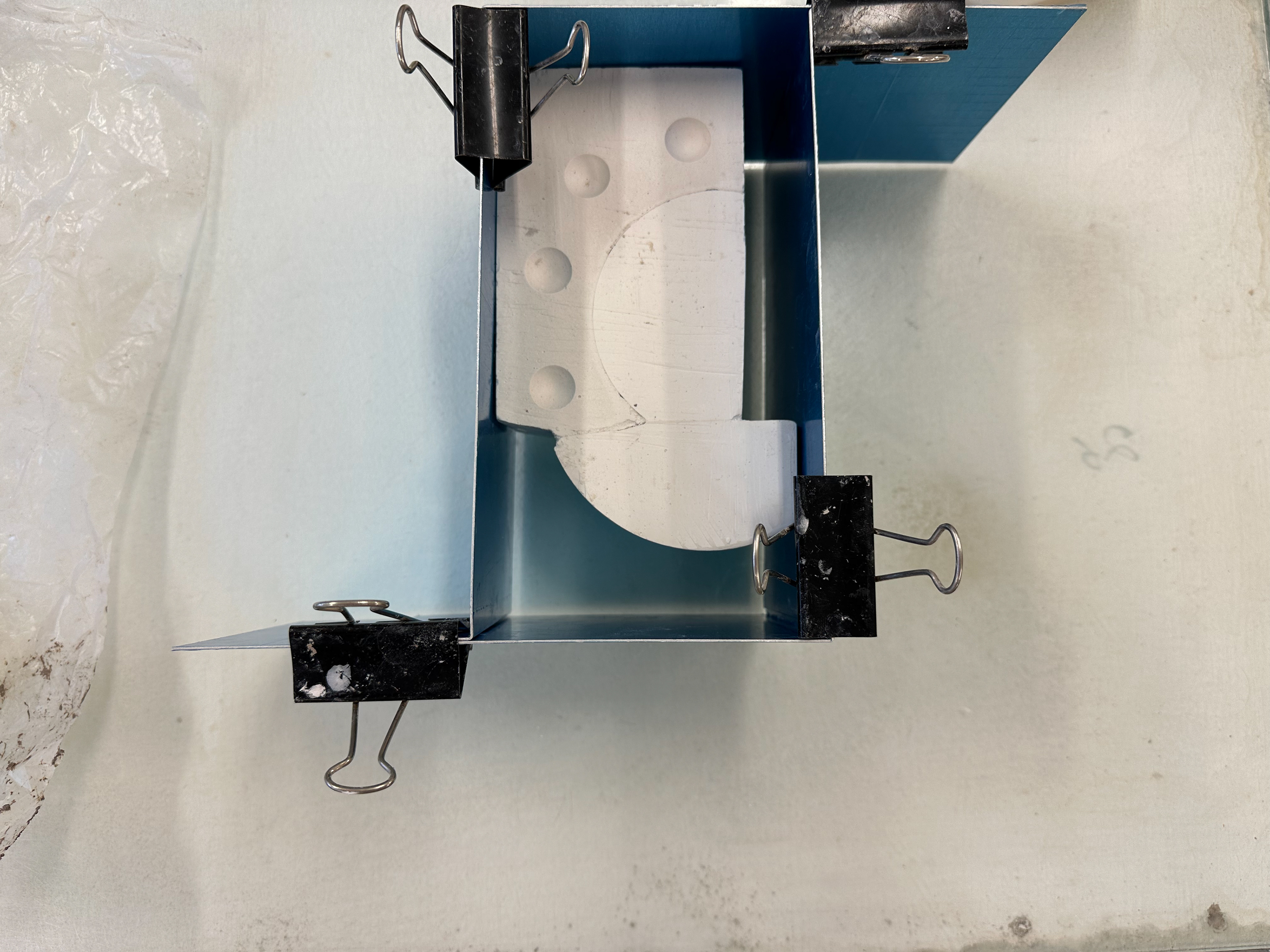 Notches in the first part of the mould.